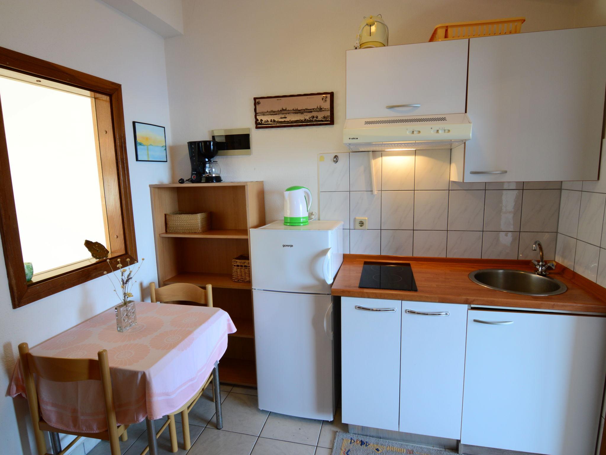 Foto 6 - Appartamento con 1 camera da letto a Rogoznica con piscina e vista mare