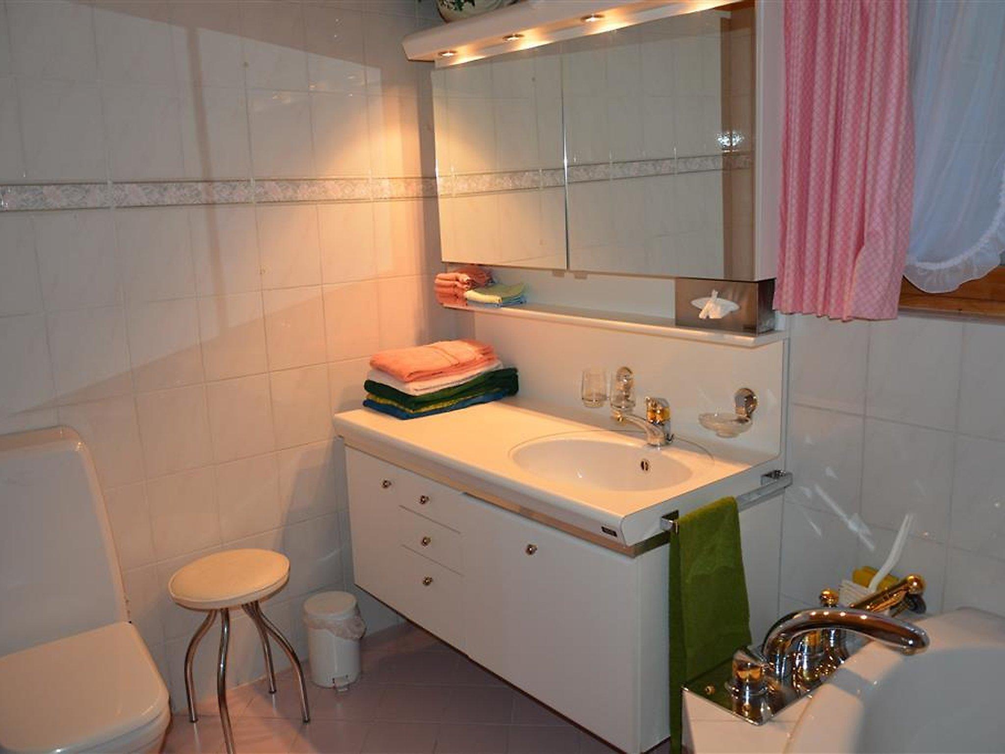 Foto 25 - Apartamento de 4 habitaciones en Saanen con bañera de hidromasaje