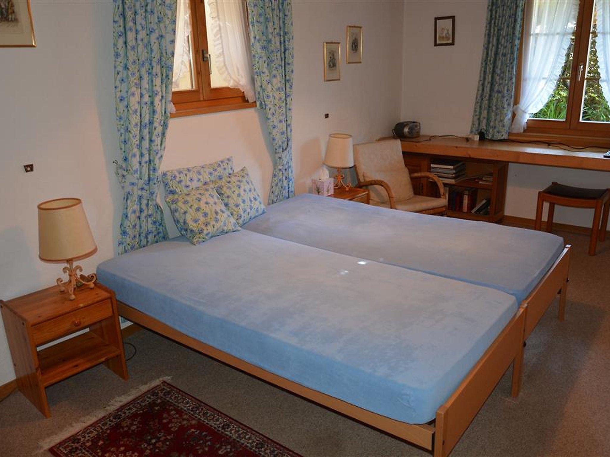 Foto 15 - Appartamento con 4 camere da letto a Saanen con vasca idromassaggio