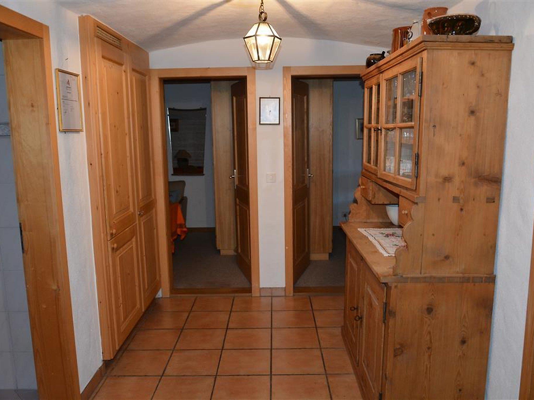 Photo 27 - 4 bedroom Apartment in Saanen with hot tub