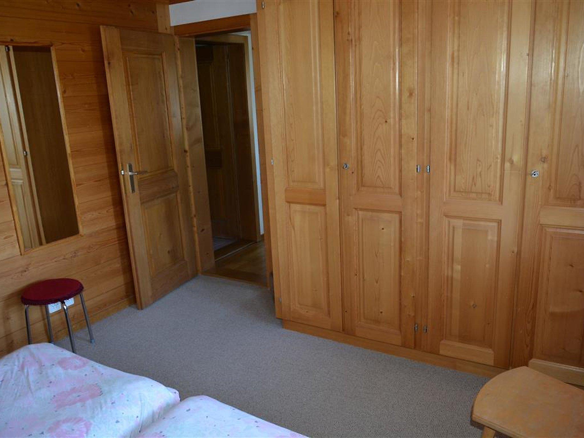 Photo 14 - 4 bedroom Apartment in Saanen with hot tub