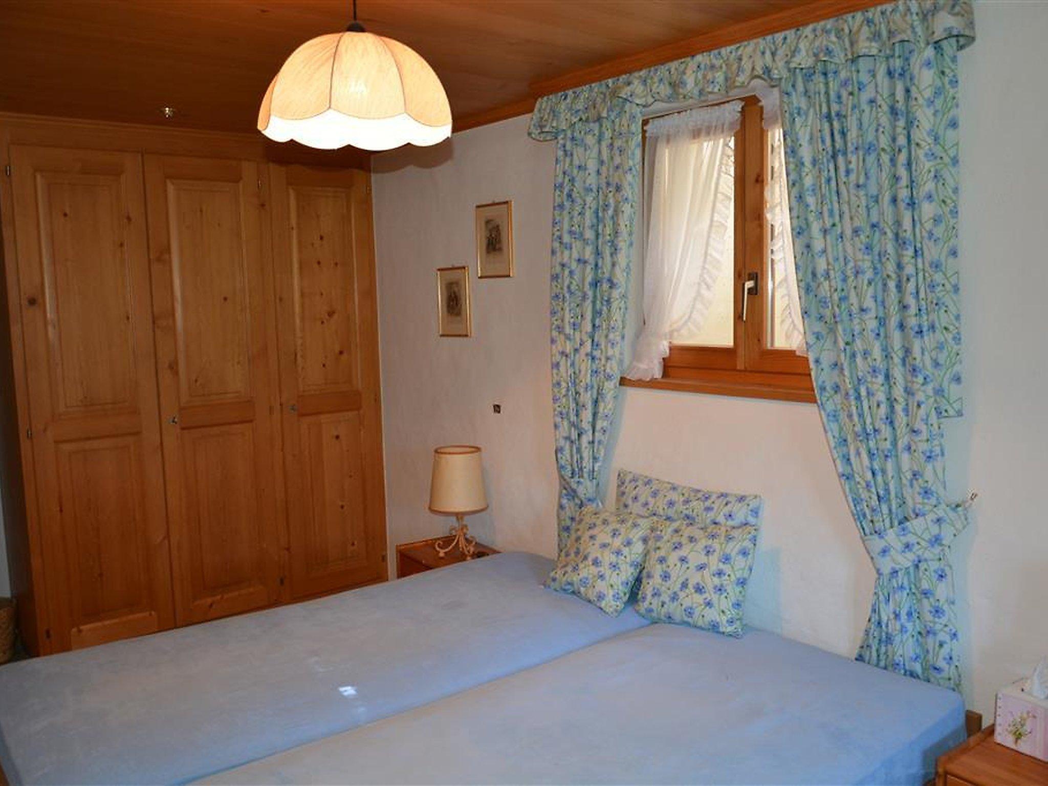 Photo 16 - 4 bedroom Apartment in Saanen with hot tub