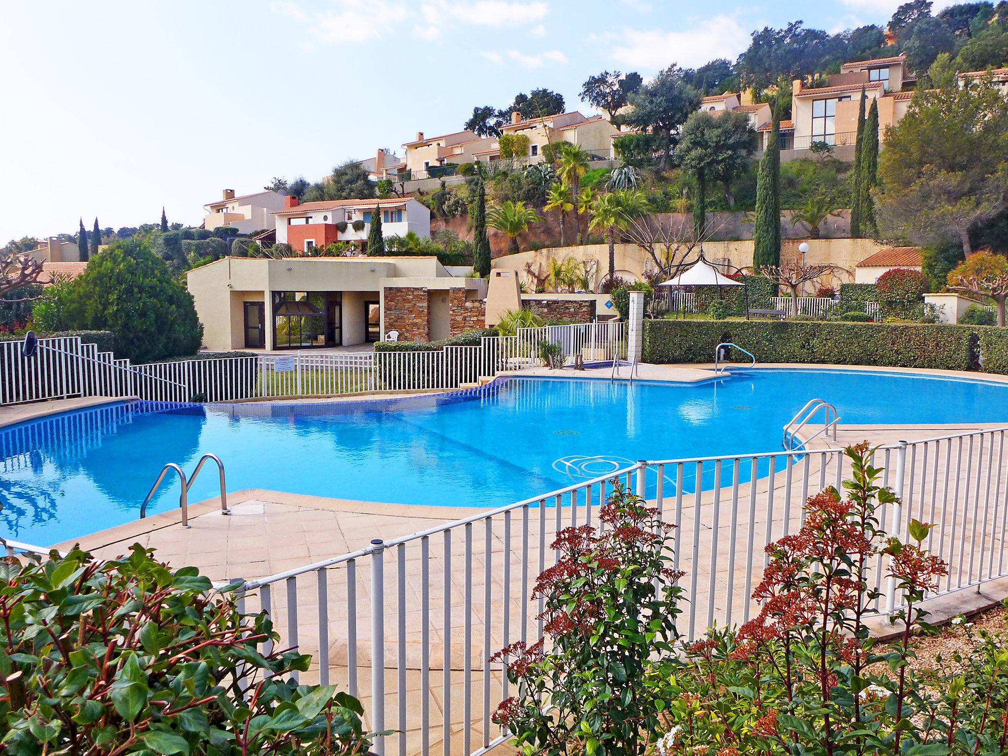 Foto 16 - Casa de 3 quartos em La Londe-les-Maures com piscina e vistas do mar