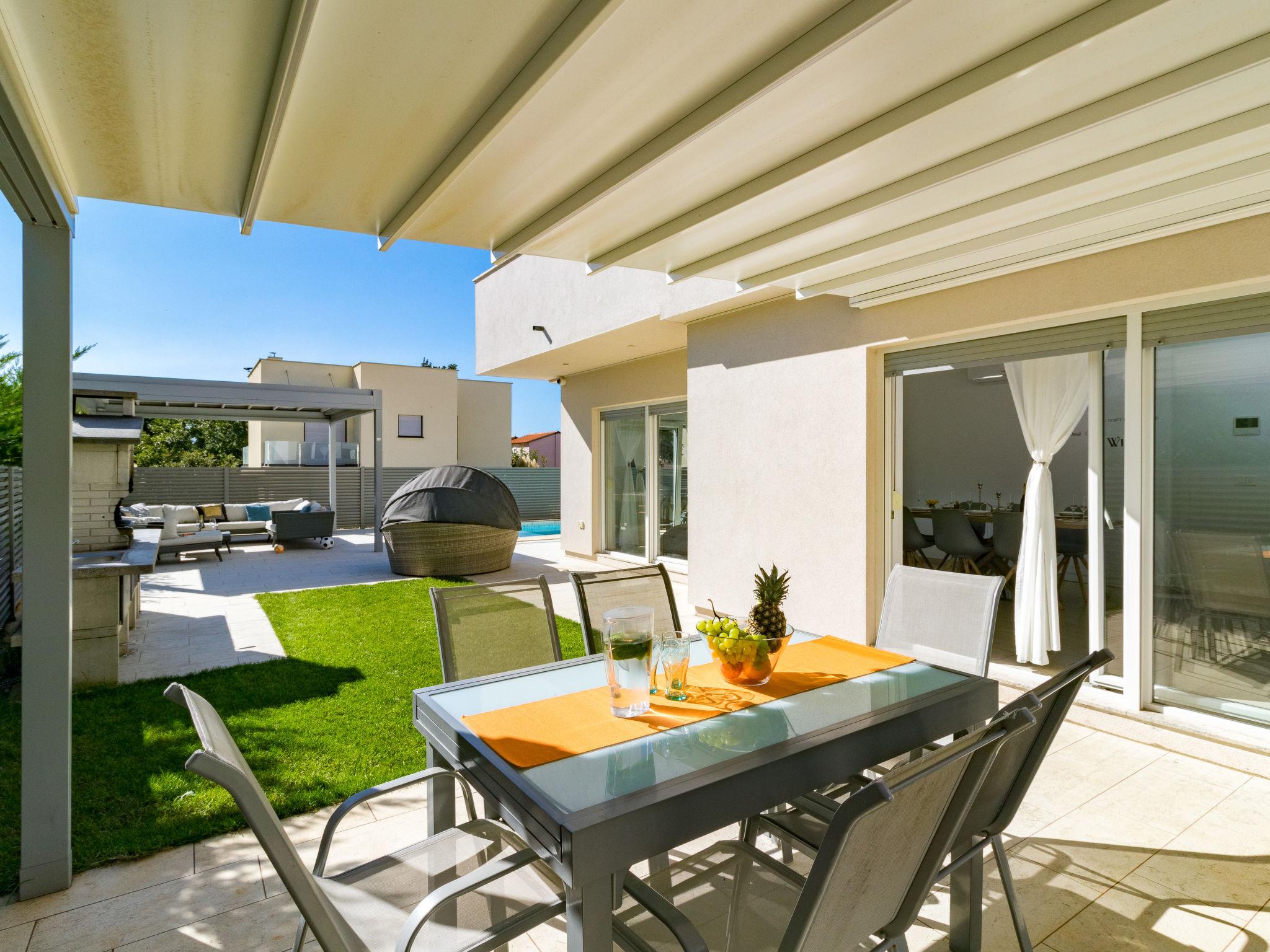 Photo 33 - Maison de 3 chambres à Brtonigla avec piscine privée et jardin