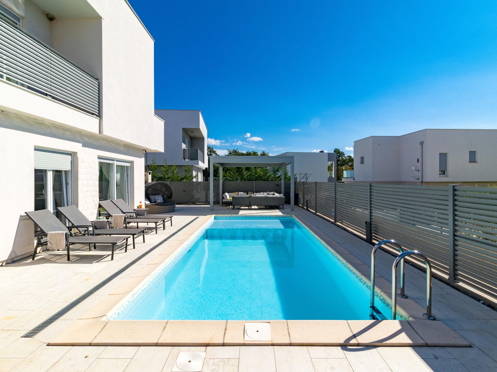 Foto 25 - Casa con 3 camere da letto a Brtonigla con piscina privata e vista mare