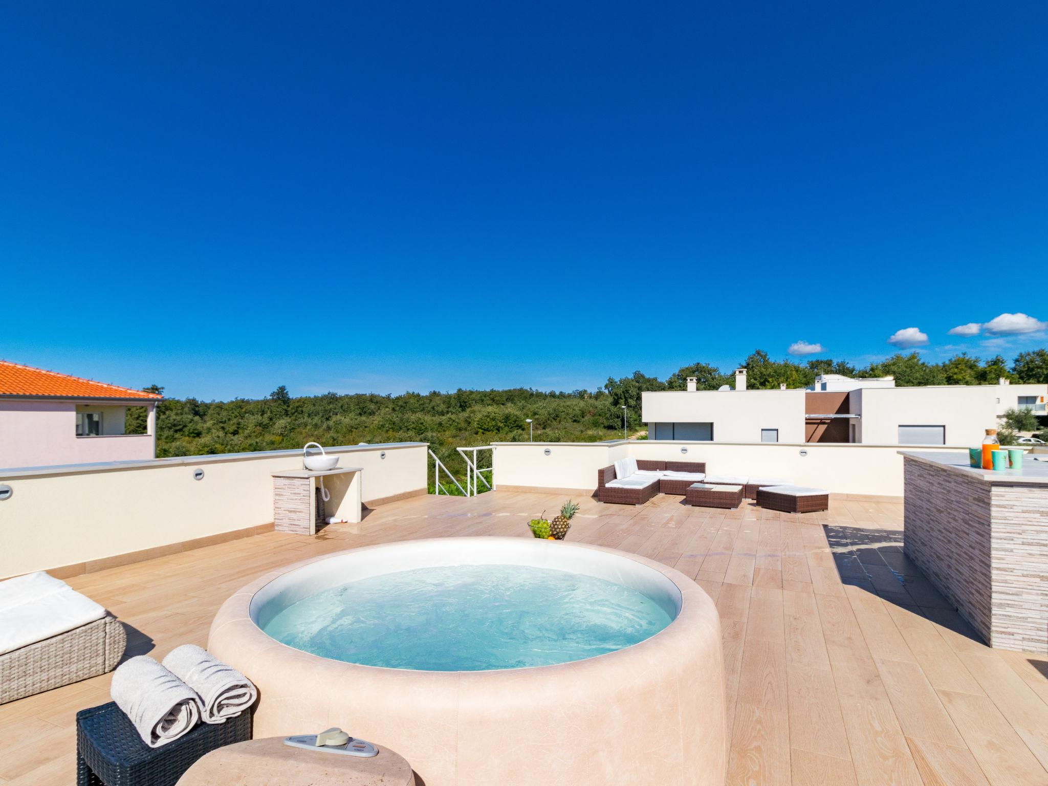 Photo 40 - Maison de 3 chambres à Brtonigla avec piscine privée et jardin