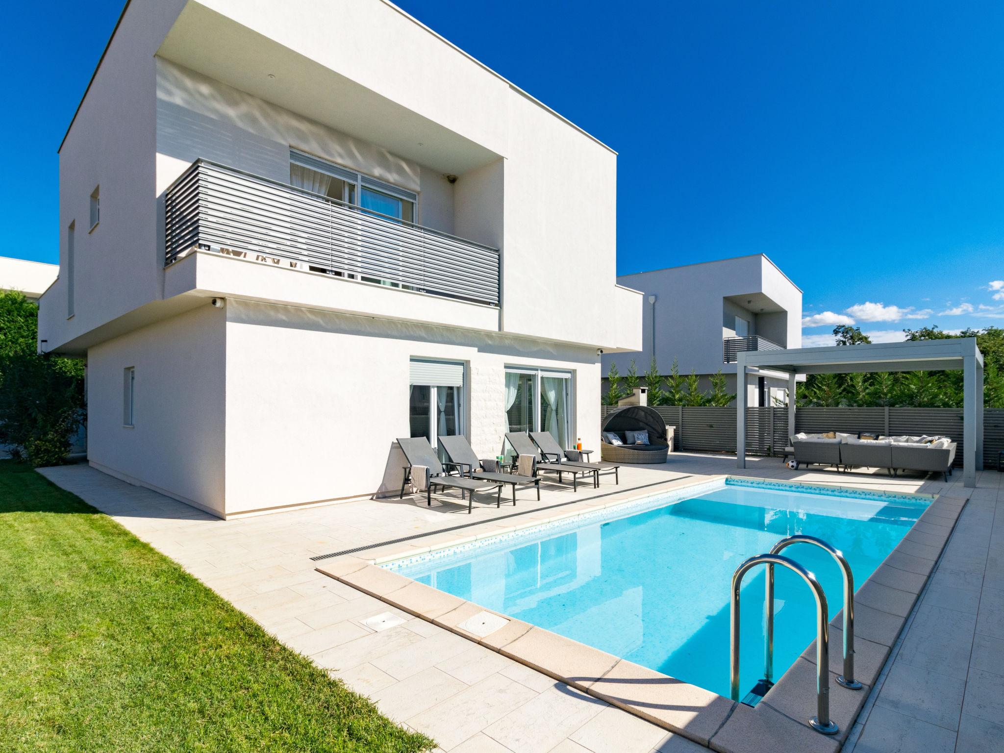 Foto 1 - Casa de 3 habitaciones en Brtonigla con piscina privada y vistas al mar