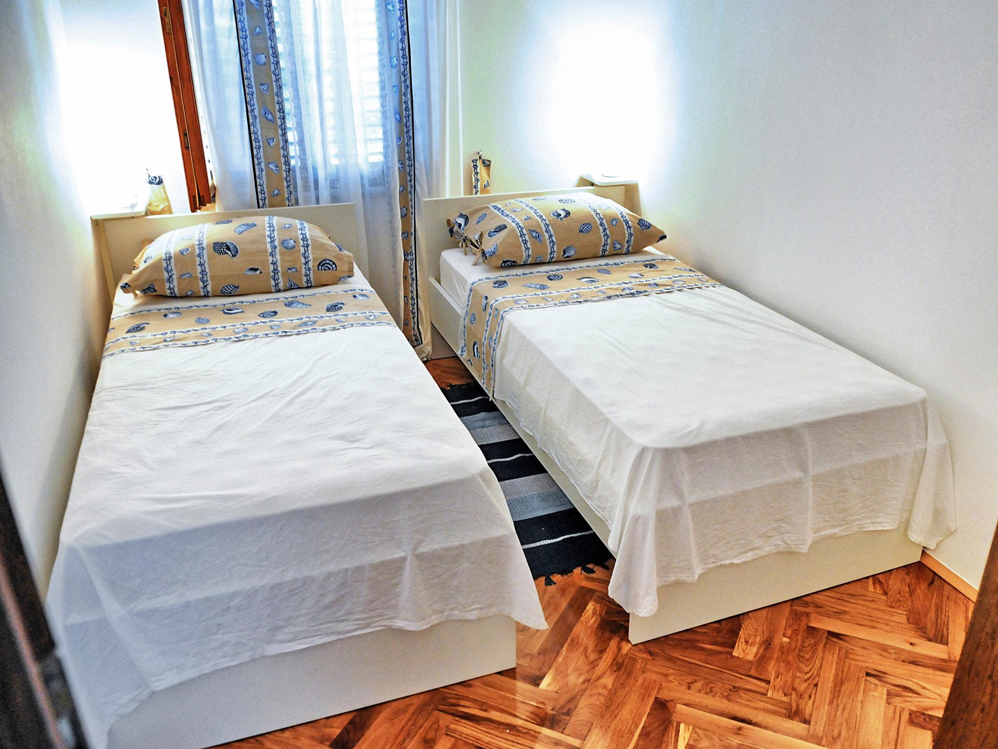Foto 6 - Apartment mit 1 Schlafzimmer in Novi Vinodolski mit terrasse und blick aufs meer