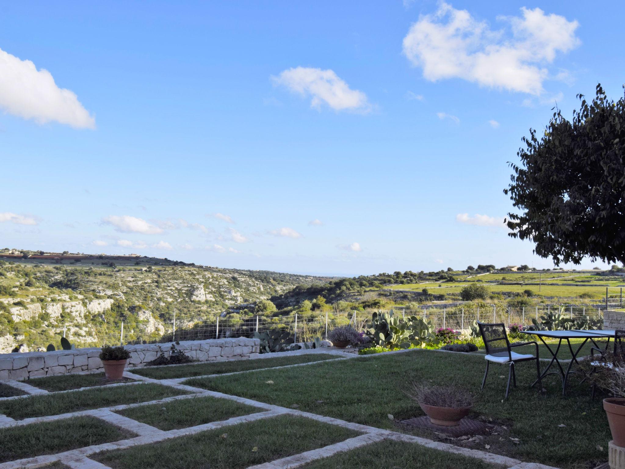 Foto 44 - Casa de 7 quartos em Modica com piscina privada e jardim