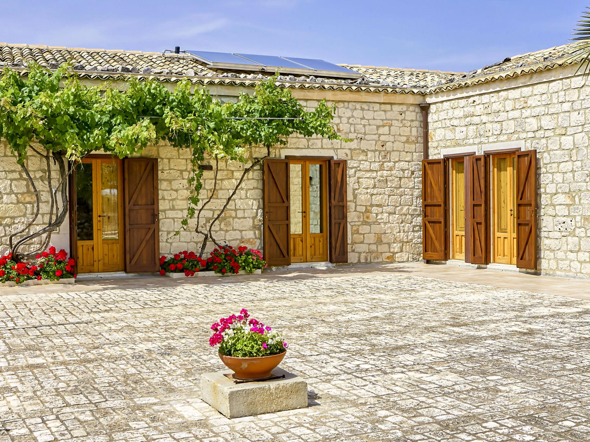 Photo 35 - Maison de 7 chambres à Modica avec piscine privée et vues à la mer