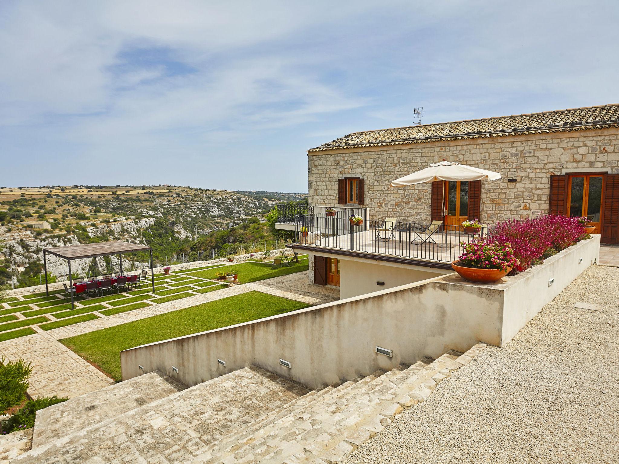 Foto 38 - Casa de 7 quartos em Modica com piscina privada e jardim