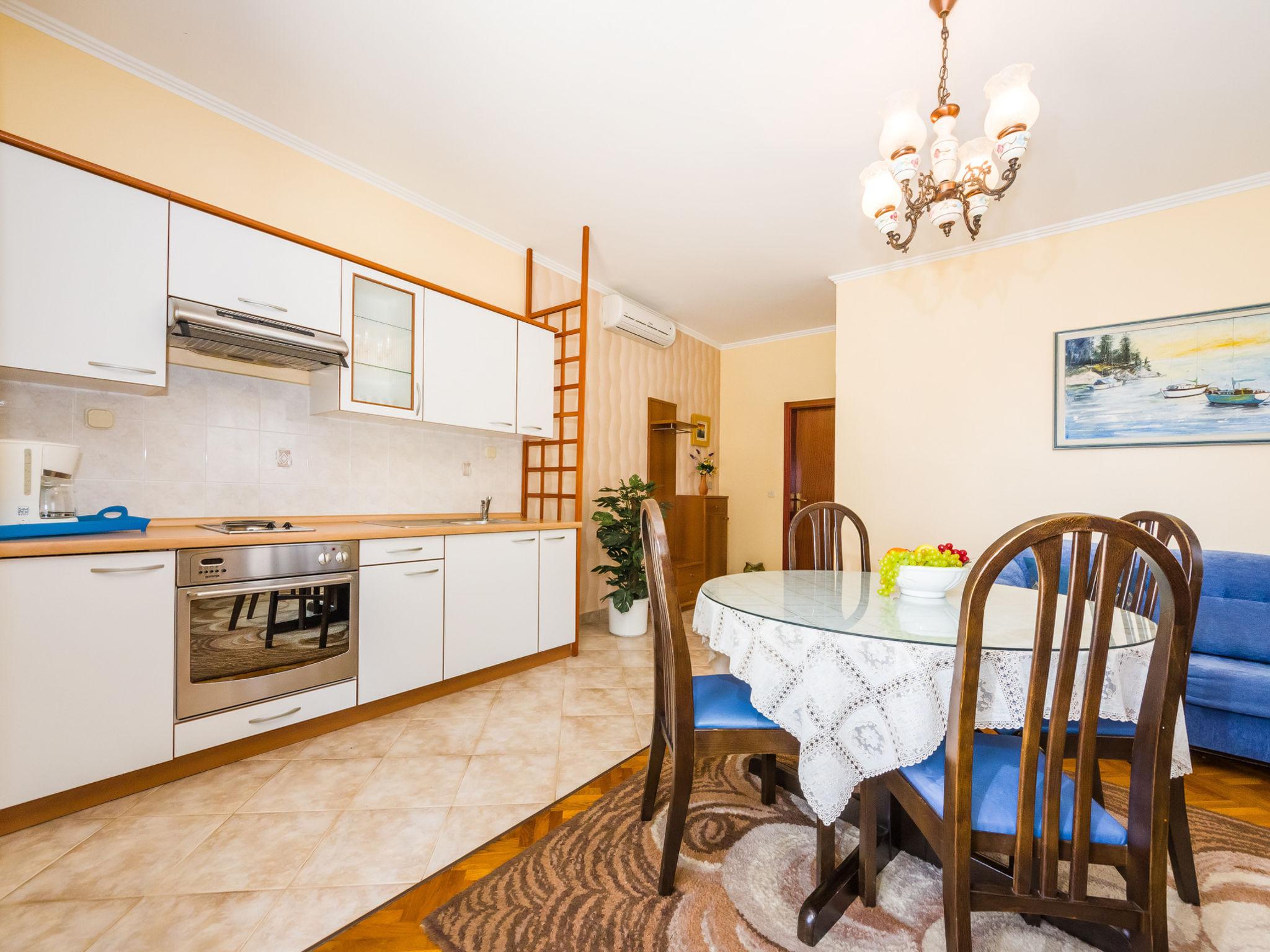 Foto 3 - Apartamento de 1 habitación en Zadar con jardín y vistas al mar