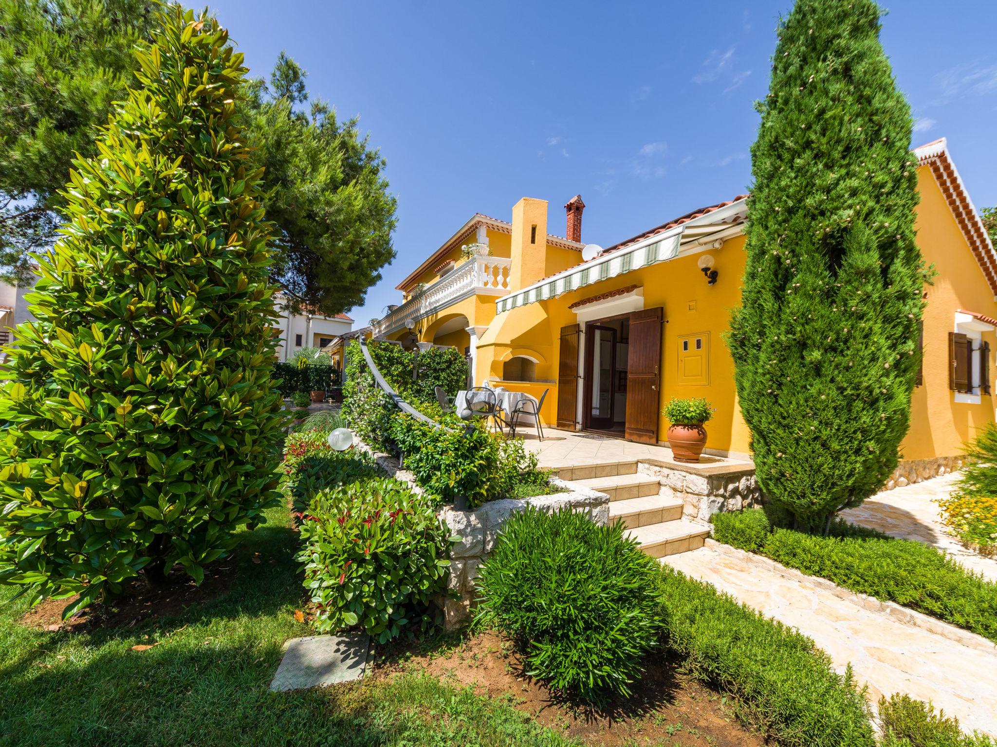 Foto 1 - Apartamento de 1 habitación en Zadar con jardín y terraza