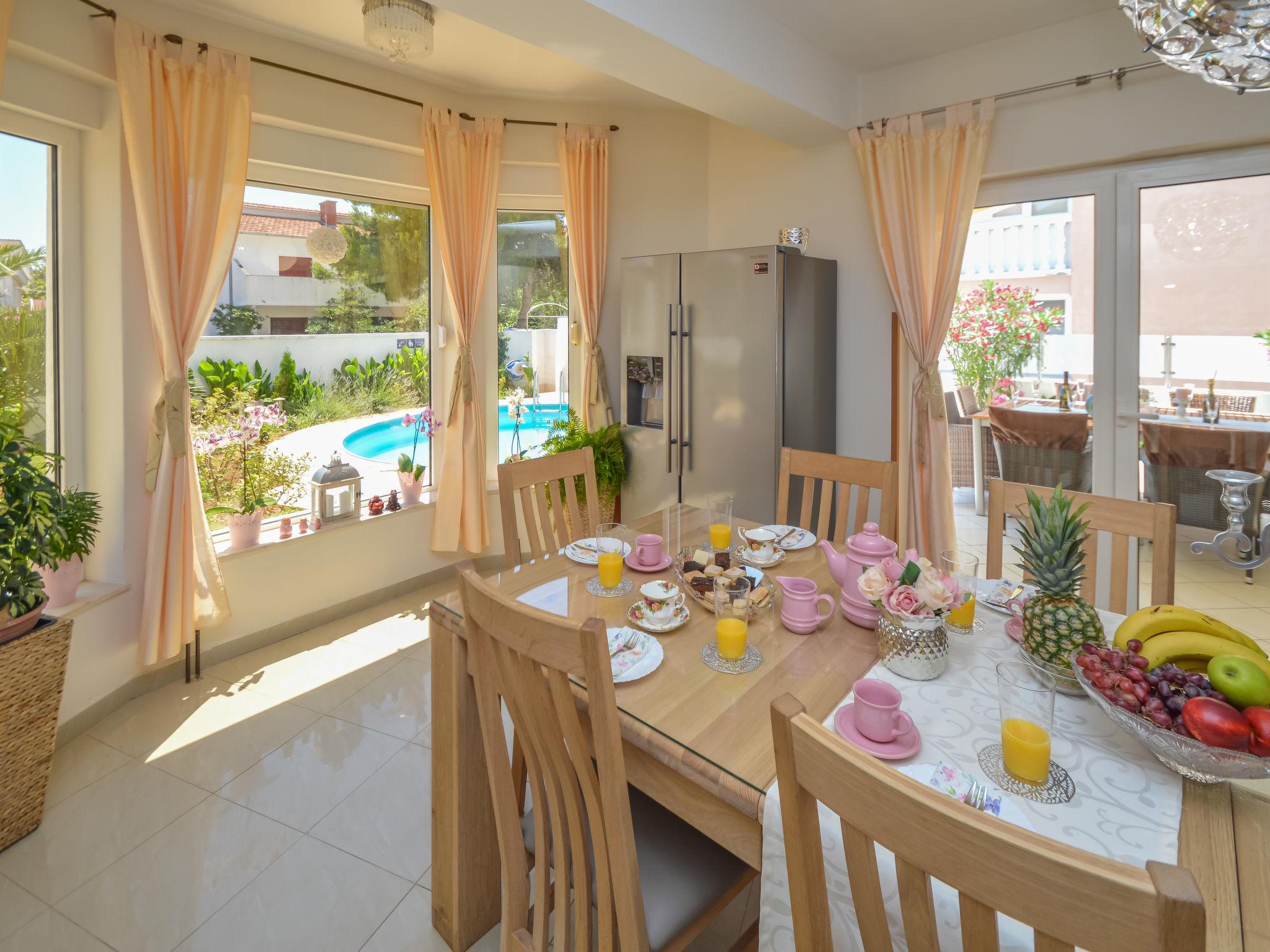 Photo 4 - Maison de 5 chambres à Tribunj avec piscine privée et vues à la mer