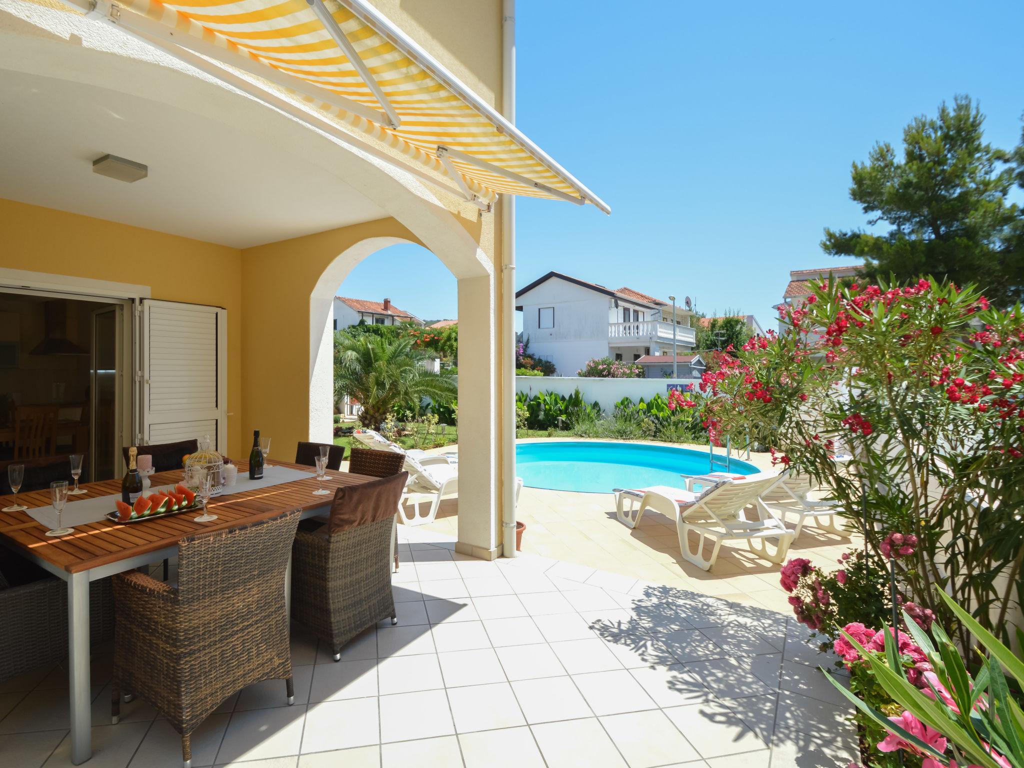 Photo 2 - Maison de 5 chambres à Tribunj avec piscine privée et vues à la mer