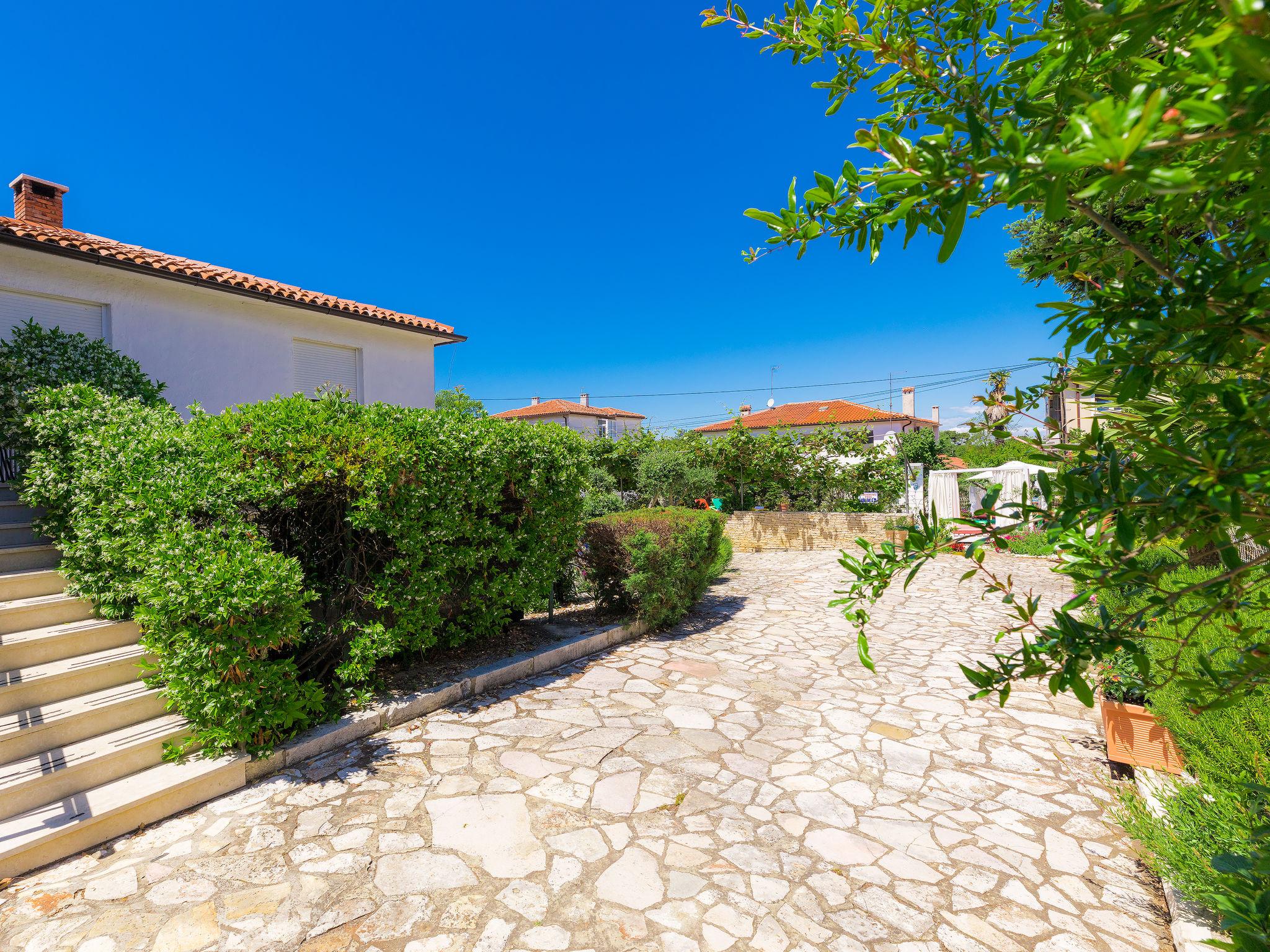 Foto 4 - Apartamento de 1 habitación en Umag con piscina y vistas al mar