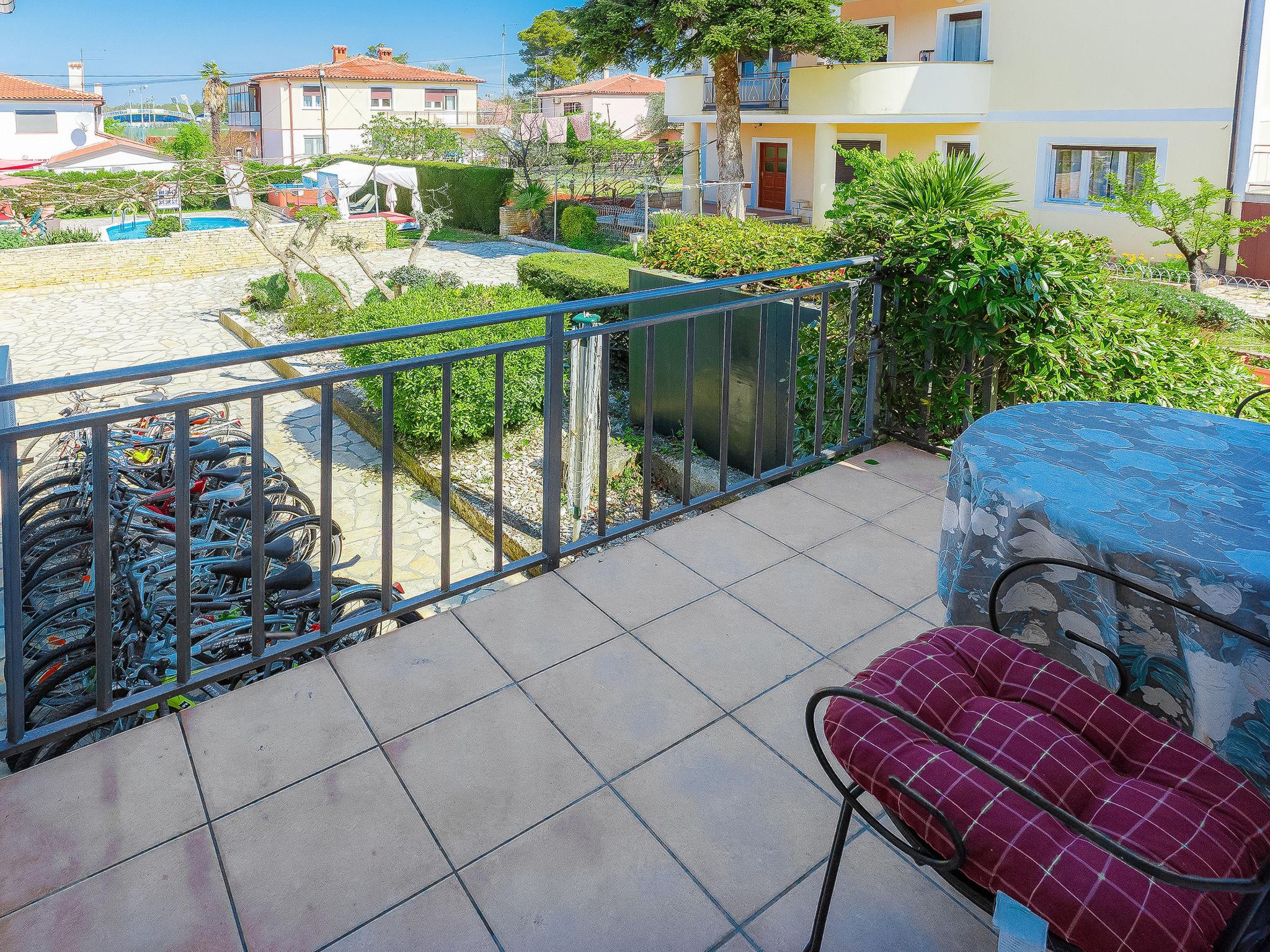 Foto 5 - Apartamento de 1 quarto em Umag com piscina e vistas do mar