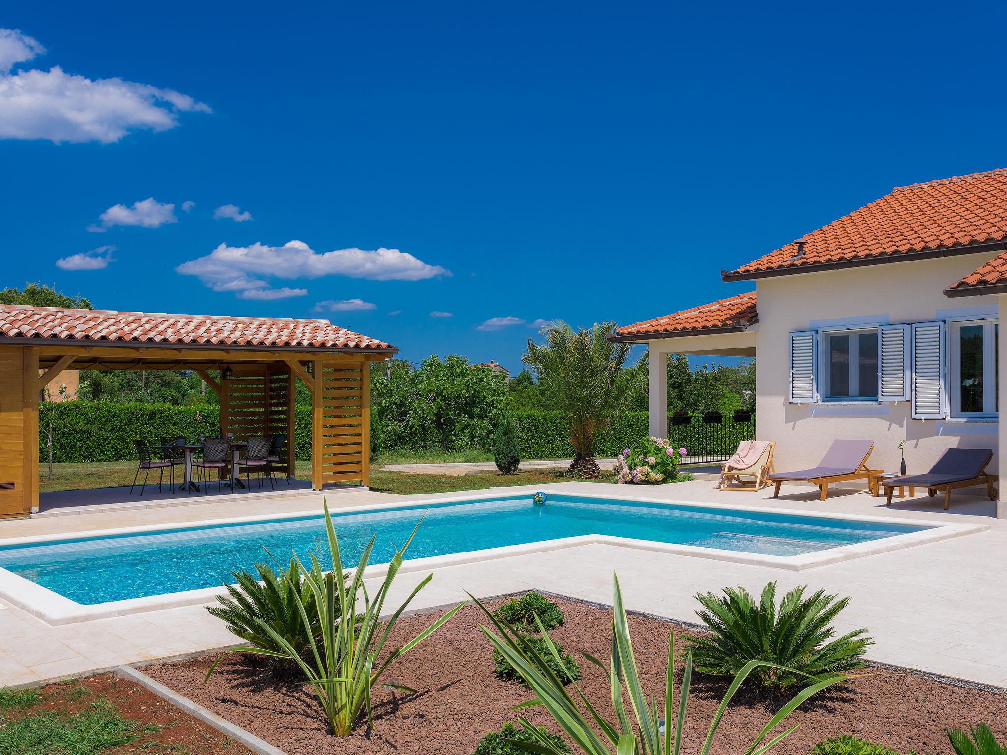 Photo 4 - Maison de 2 chambres à Barban avec piscine privée et vues à la mer