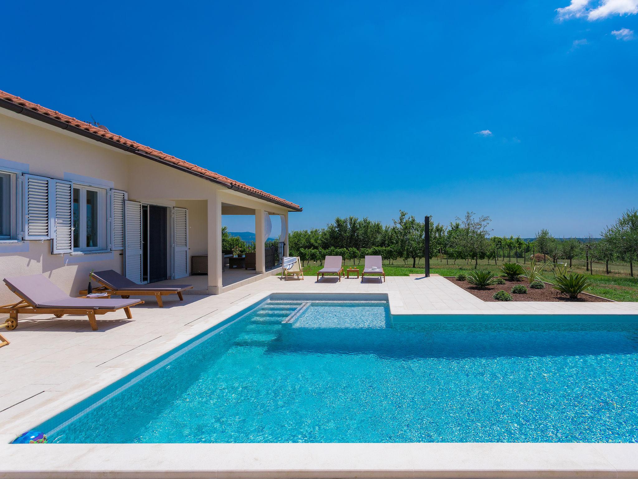 Photo 7 - Maison de 2 chambres à Barban avec piscine privée et vues à la mer