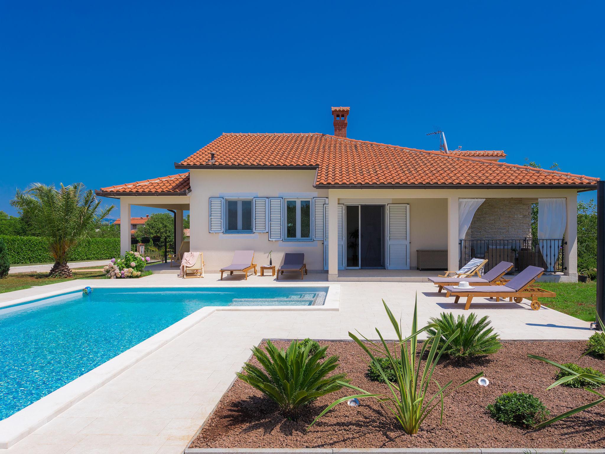 Photo 1 - Maison de 2 chambres à Barban avec piscine privée et vues à la mer