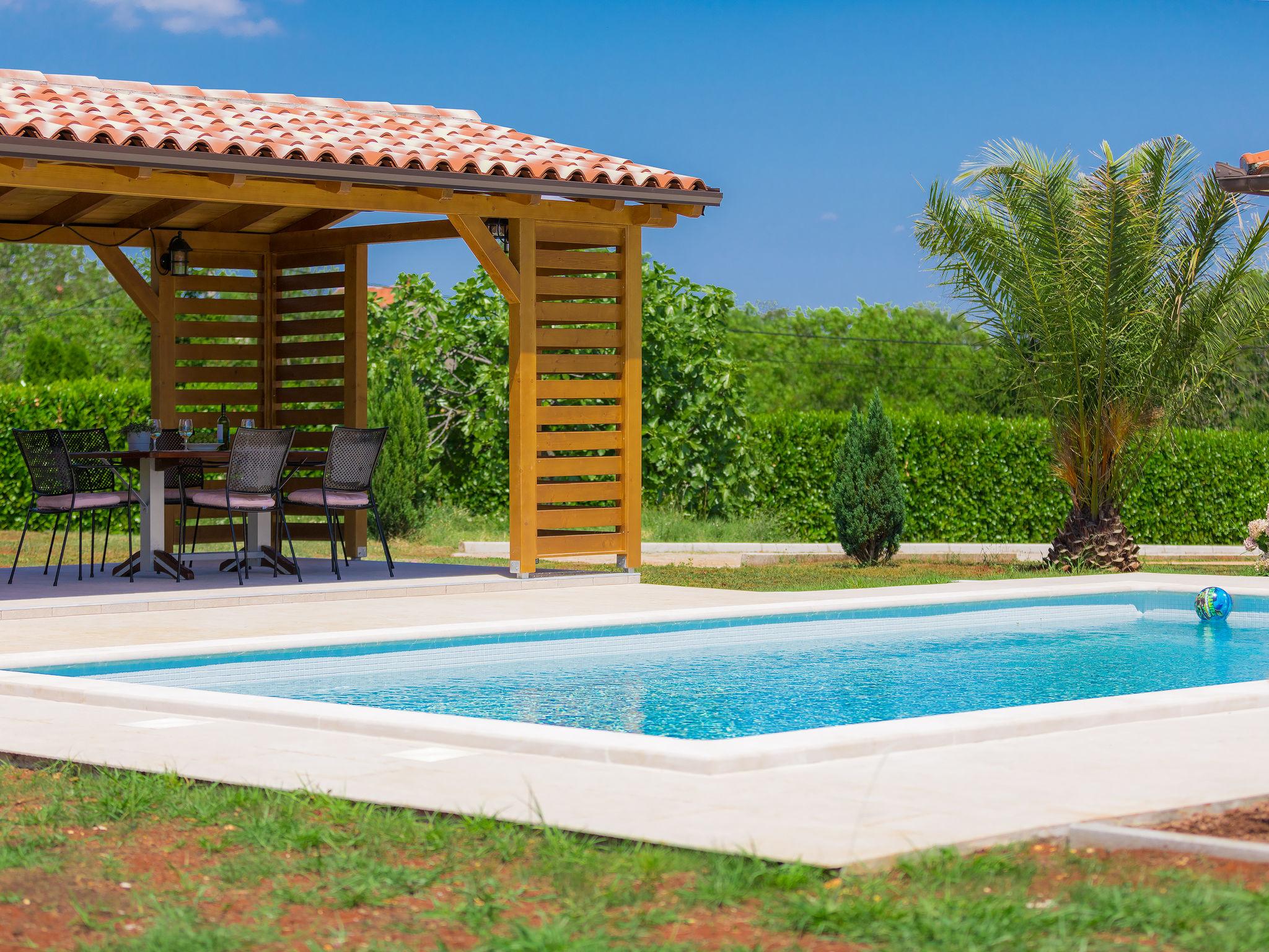 Photo 8 - Maison de 2 chambres à Barban avec piscine privée et jardin