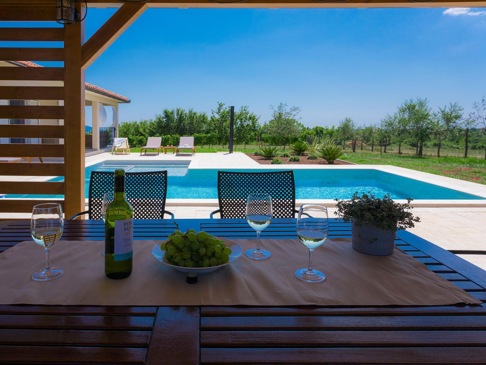 Photo 2 - Maison de 2 chambres à Barban avec piscine privée et jardin