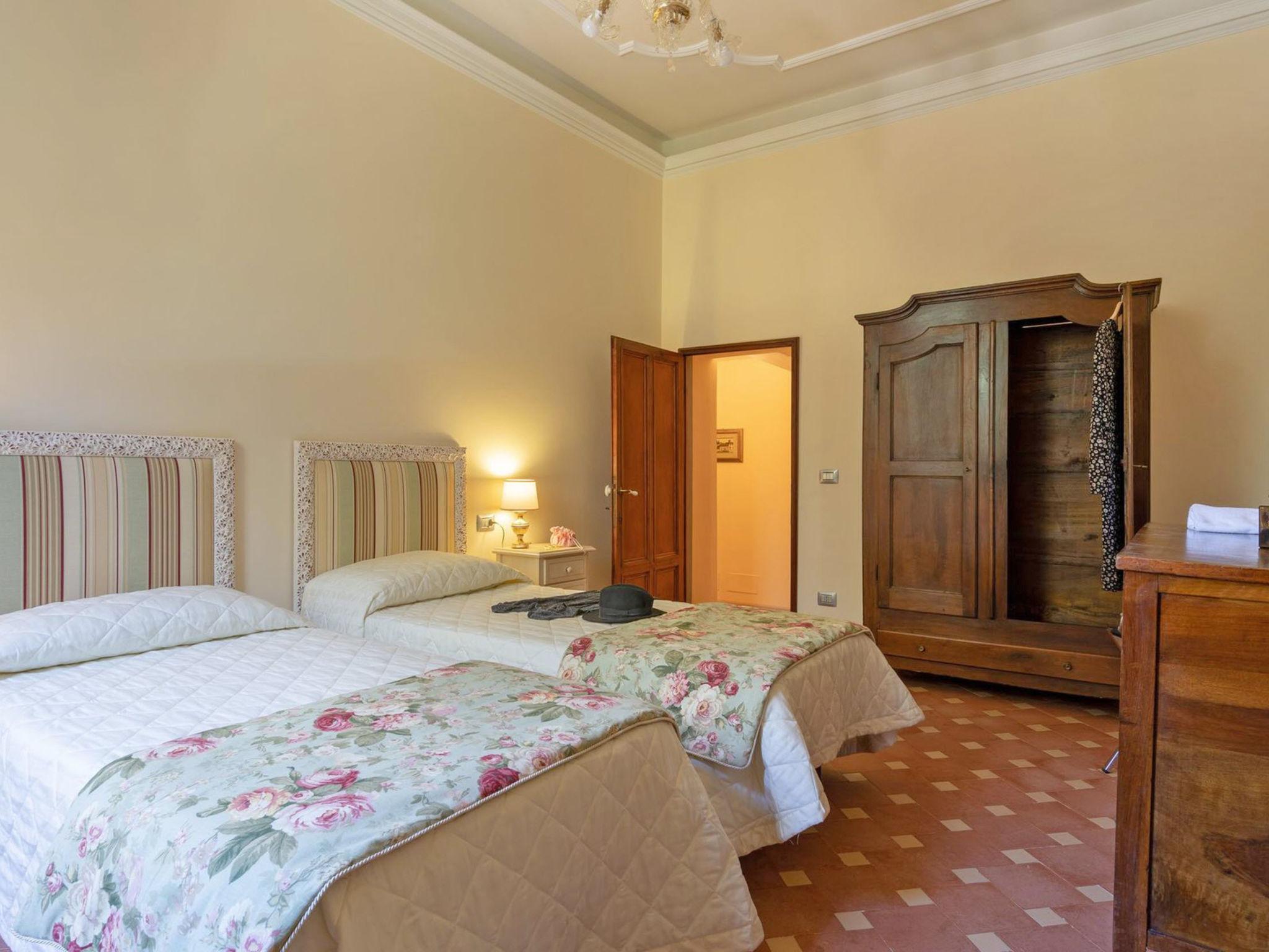 Photo 19 - 10 bedroom House in Borgo San Lorenzo with private pool and garden