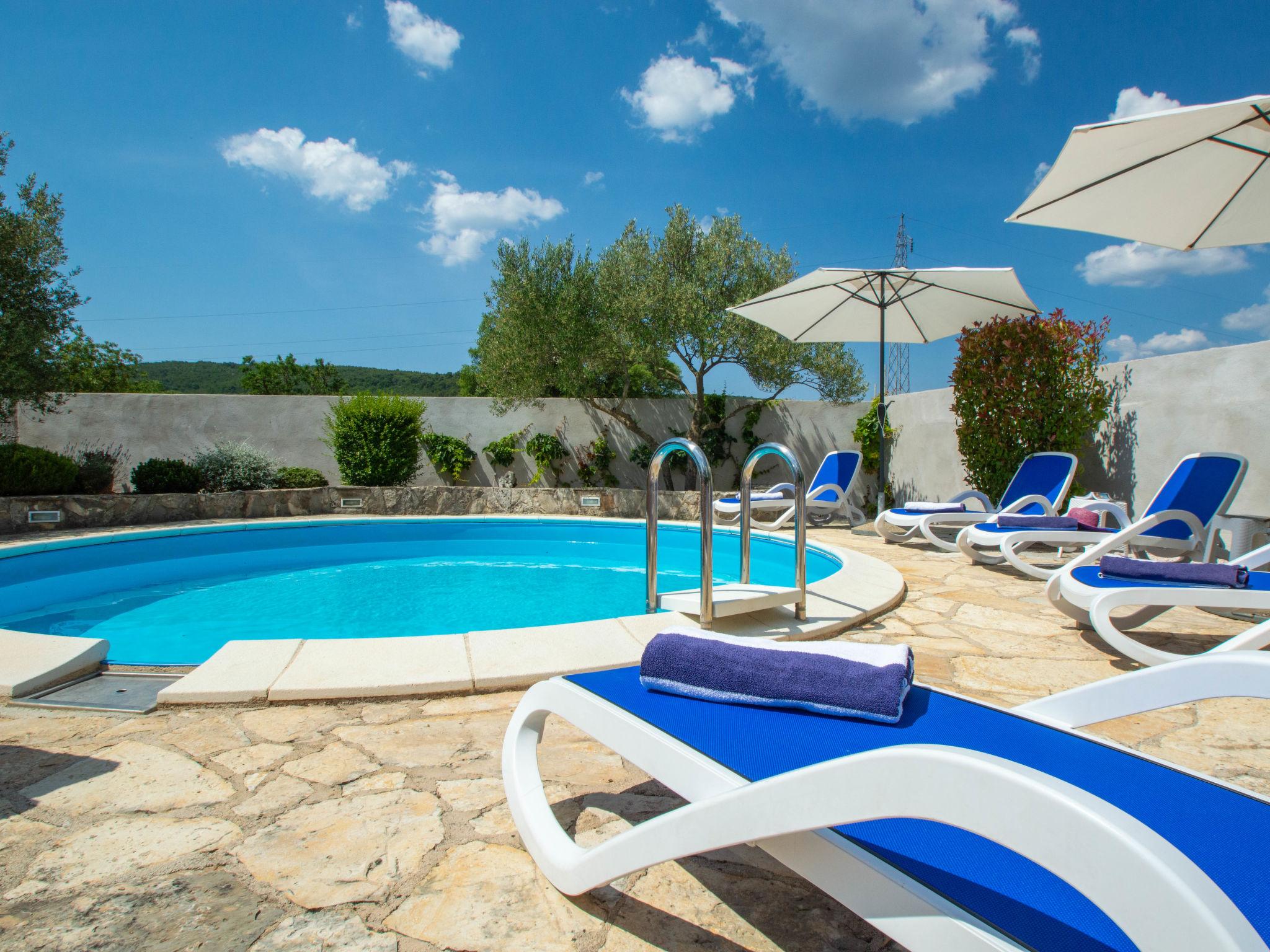 Foto 2 - Casa con 3 camere da letto a Sebenico con piscina privata e vista mare