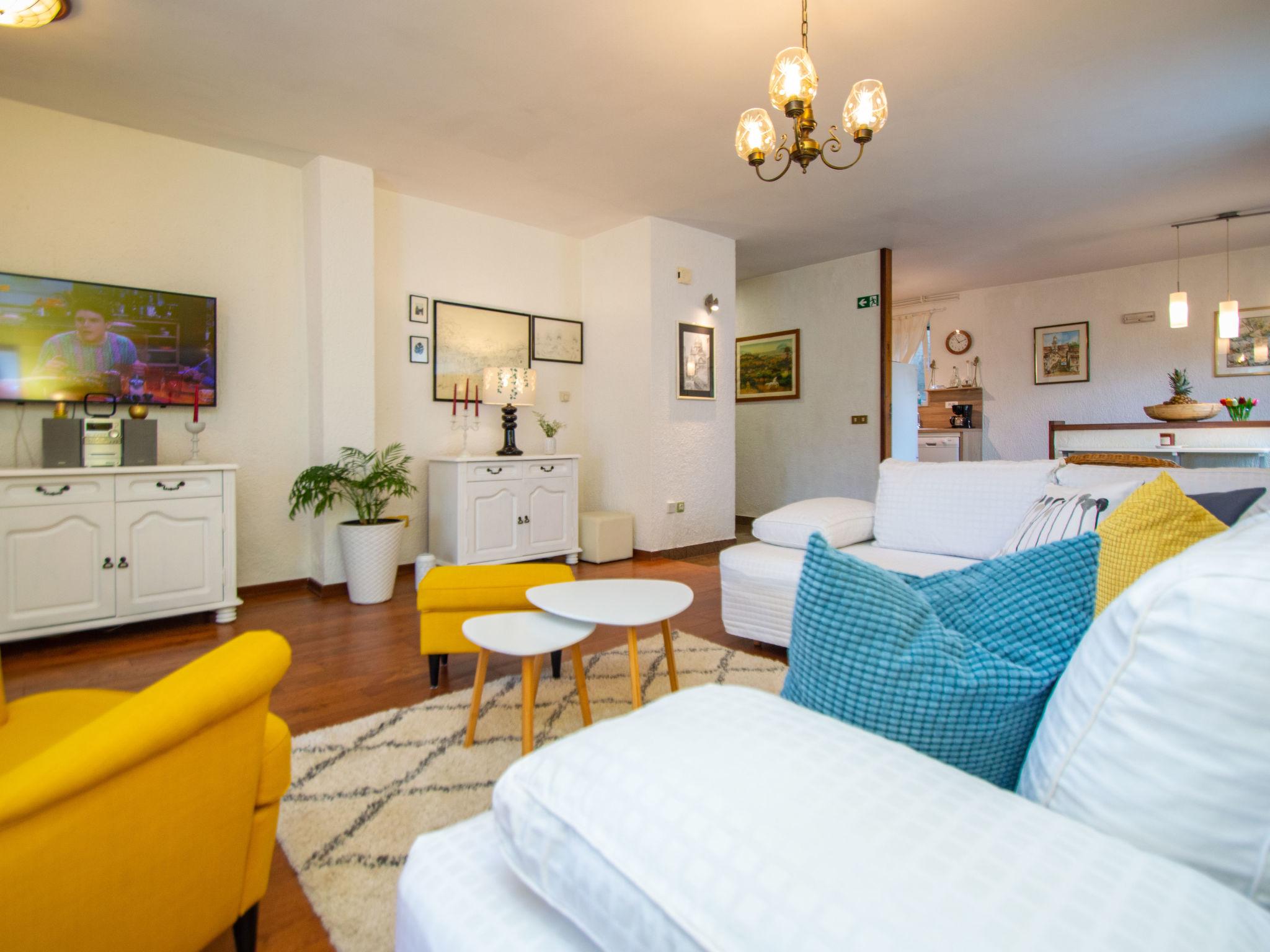 Foto 10 - Casa con 3 camere da letto a Sebenico con piscina privata e vista mare