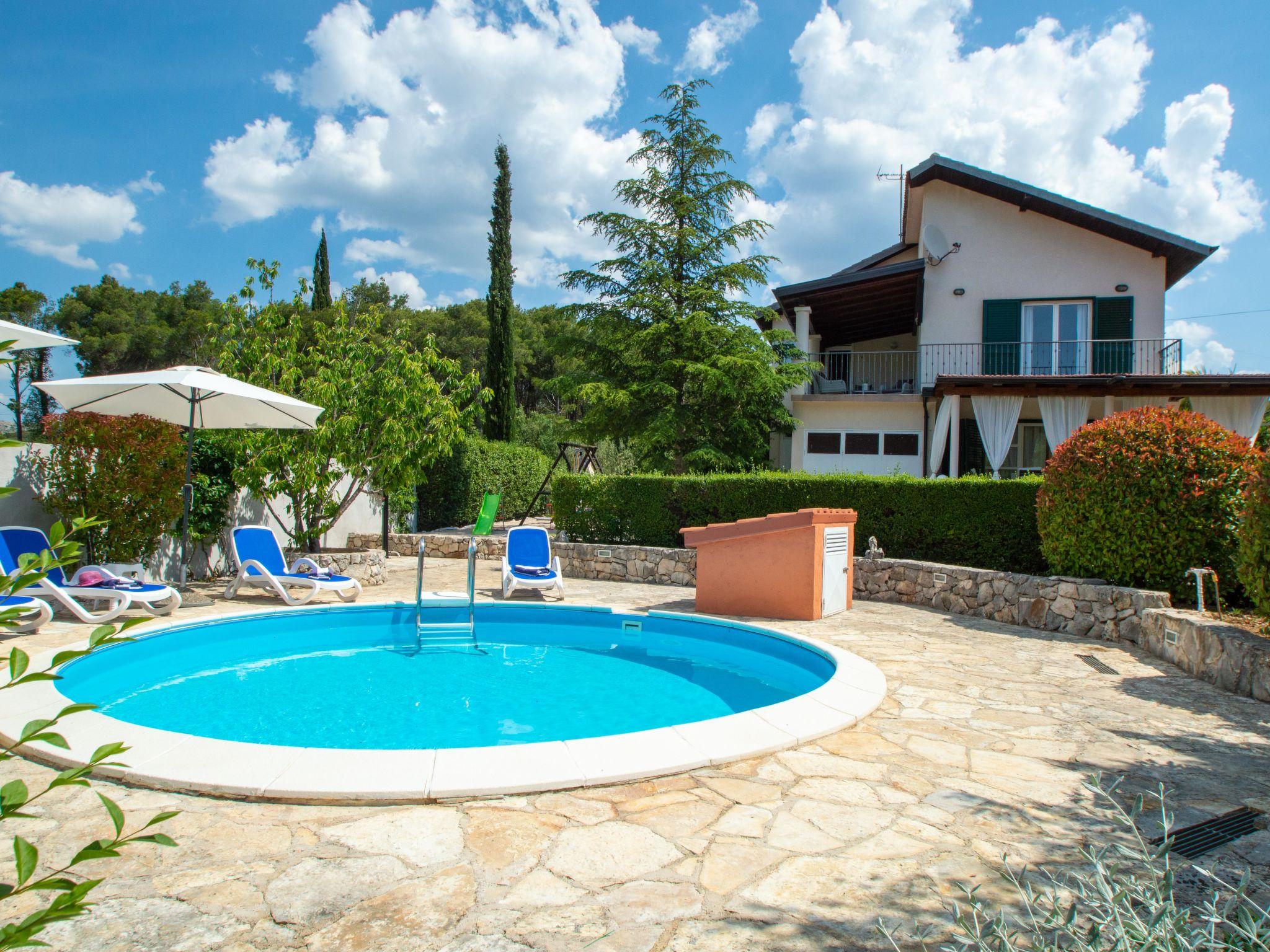 Foto 1 - Casa con 3 camere da letto a Sebenico con piscina privata e vista mare