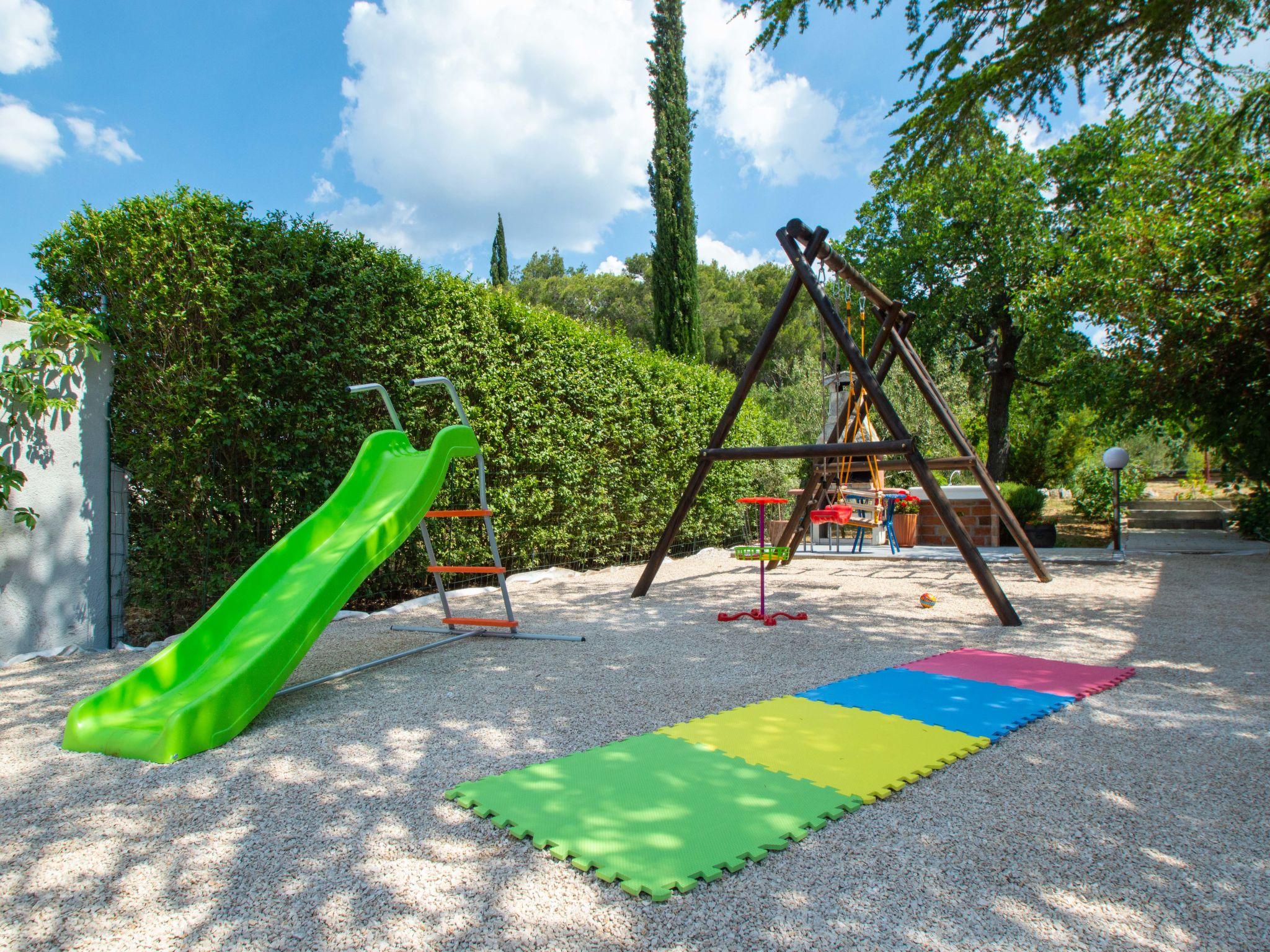 Foto 4 - Casa de 3 quartos em Sibenik com piscina privada e jardim