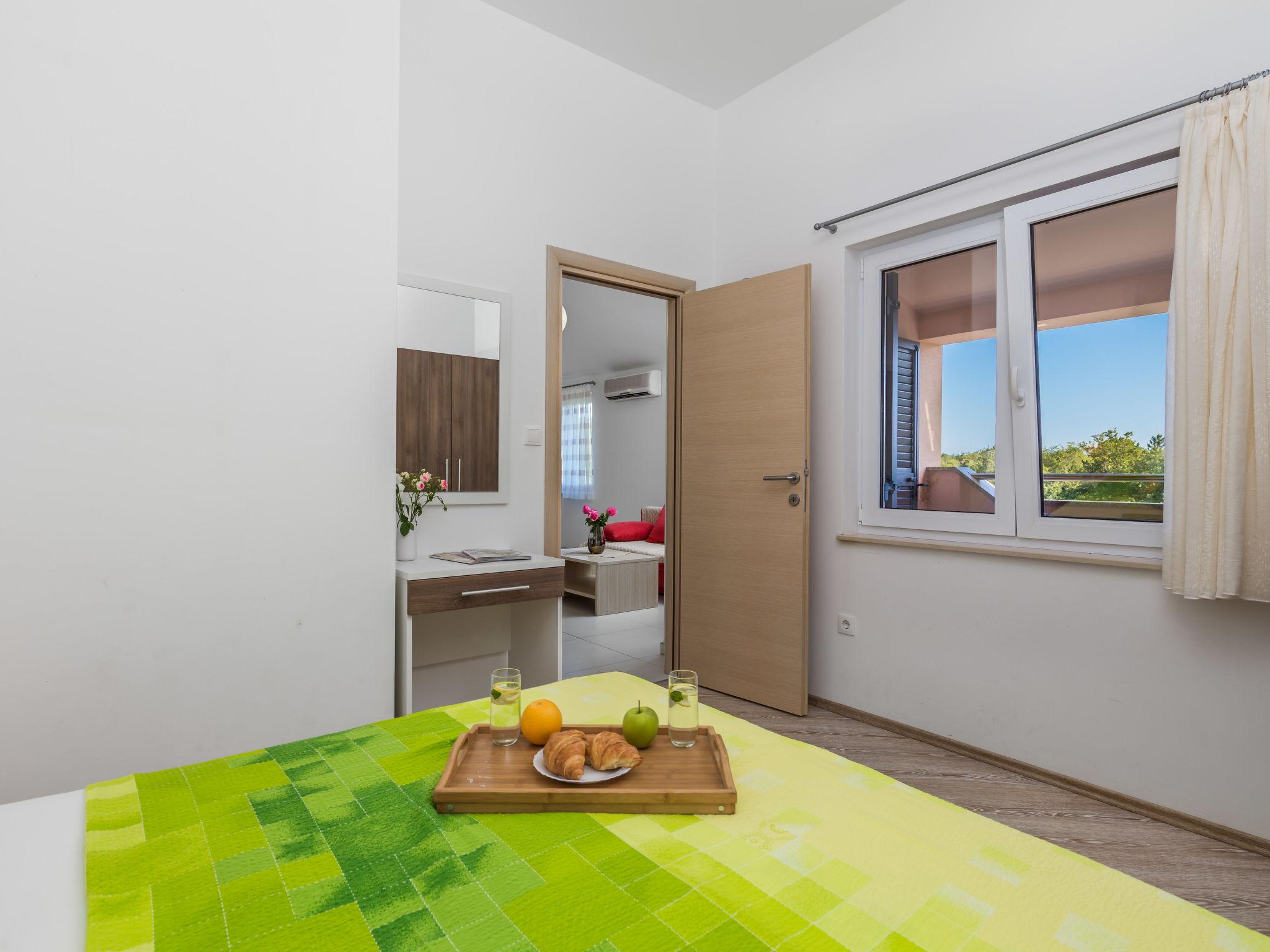 Foto 13 - Apartamento de 1 habitación en Dobrinj con piscina y vistas al mar