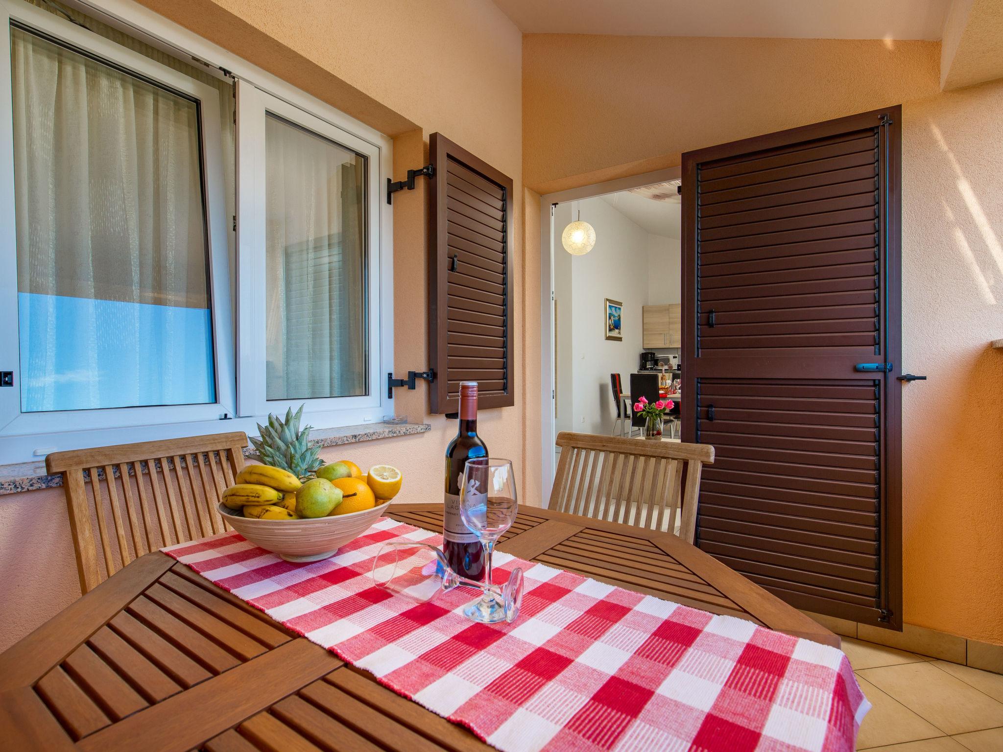 Foto 9 - Apartamento de 1 habitación en Dobrinj con piscina y vistas al mar