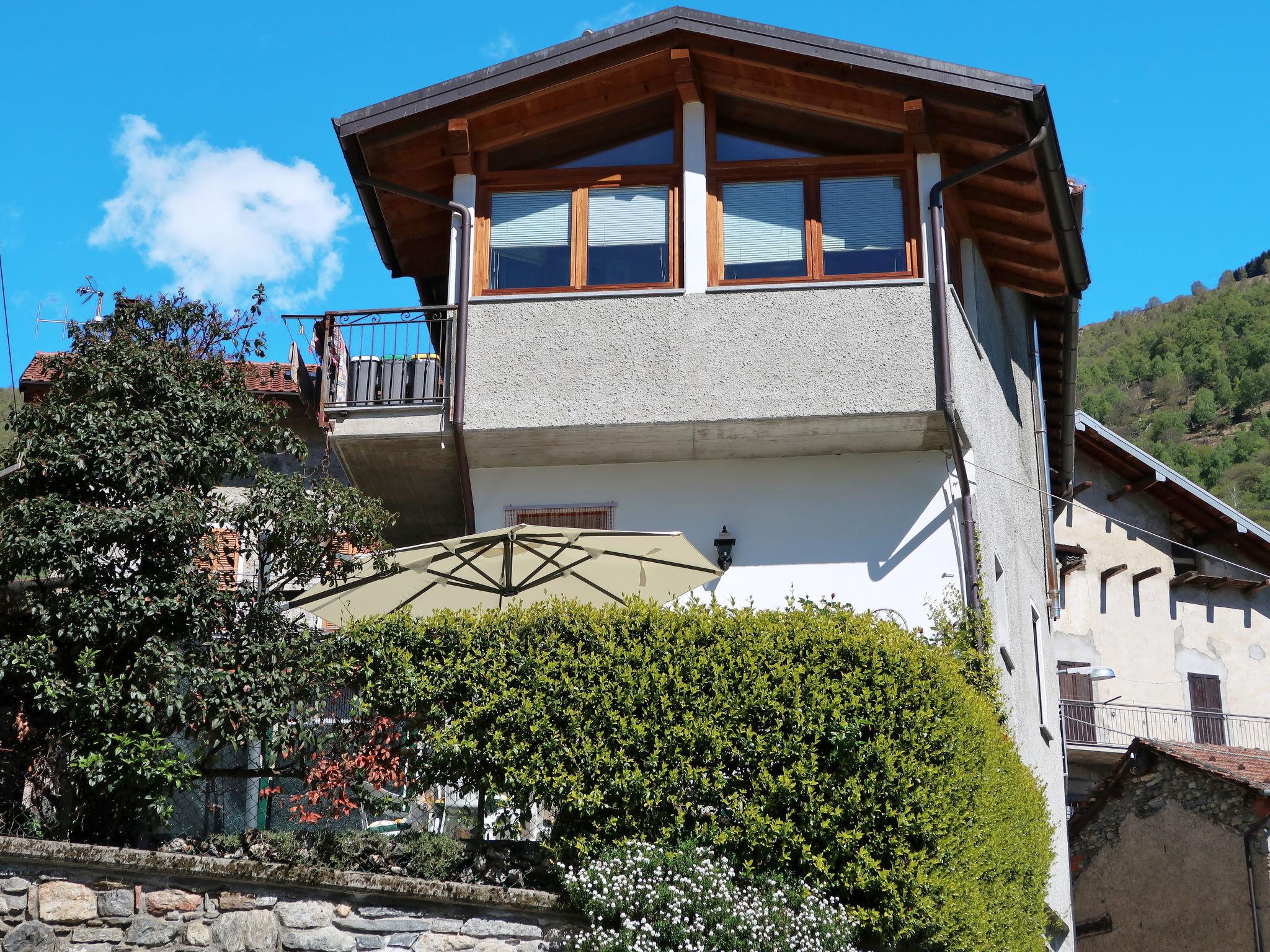 Foto 3 - Apartamento de 2 quartos em Livo com terraço e vista para a montanha