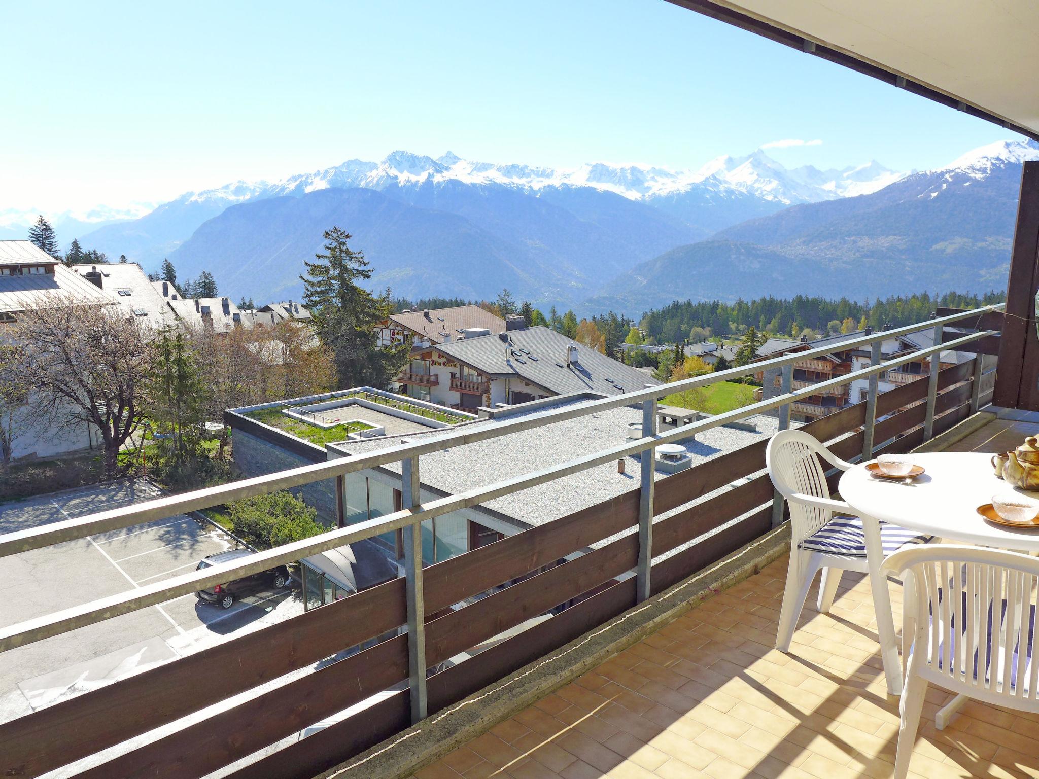 Foto 19 - Apartment mit 1 Schlafzimmer in Crans-Montana mit schwimmbad und blick auf die berge