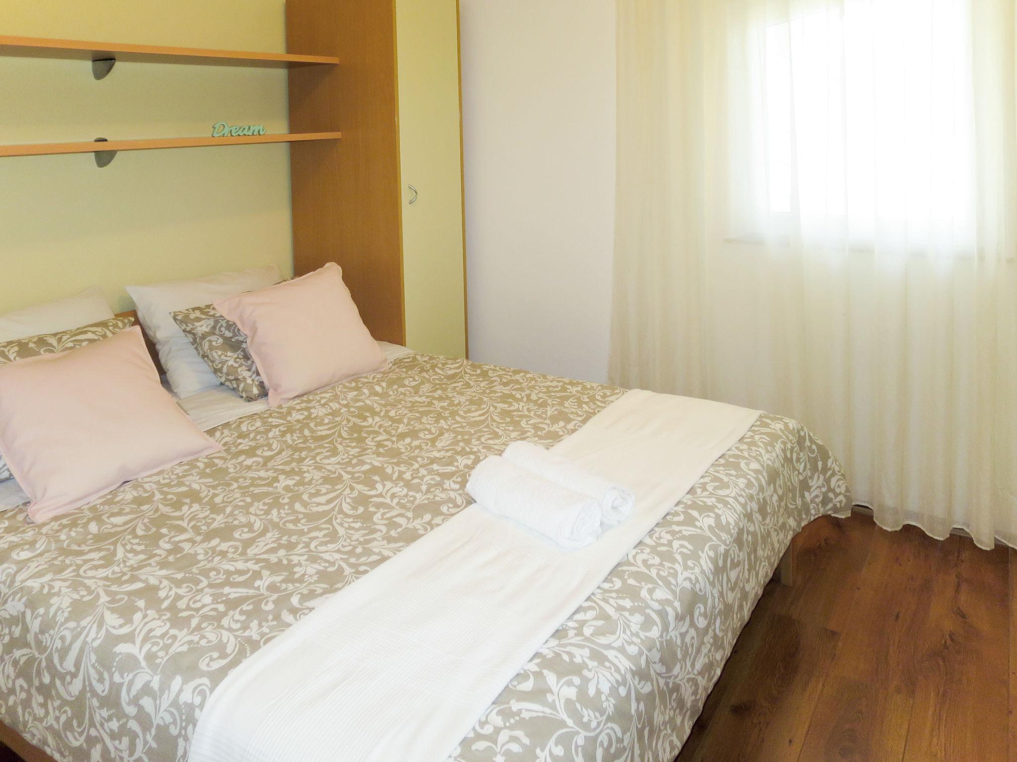 Foto 9 - Appartamento con 2 camere da letto a Sebenico con vista mare