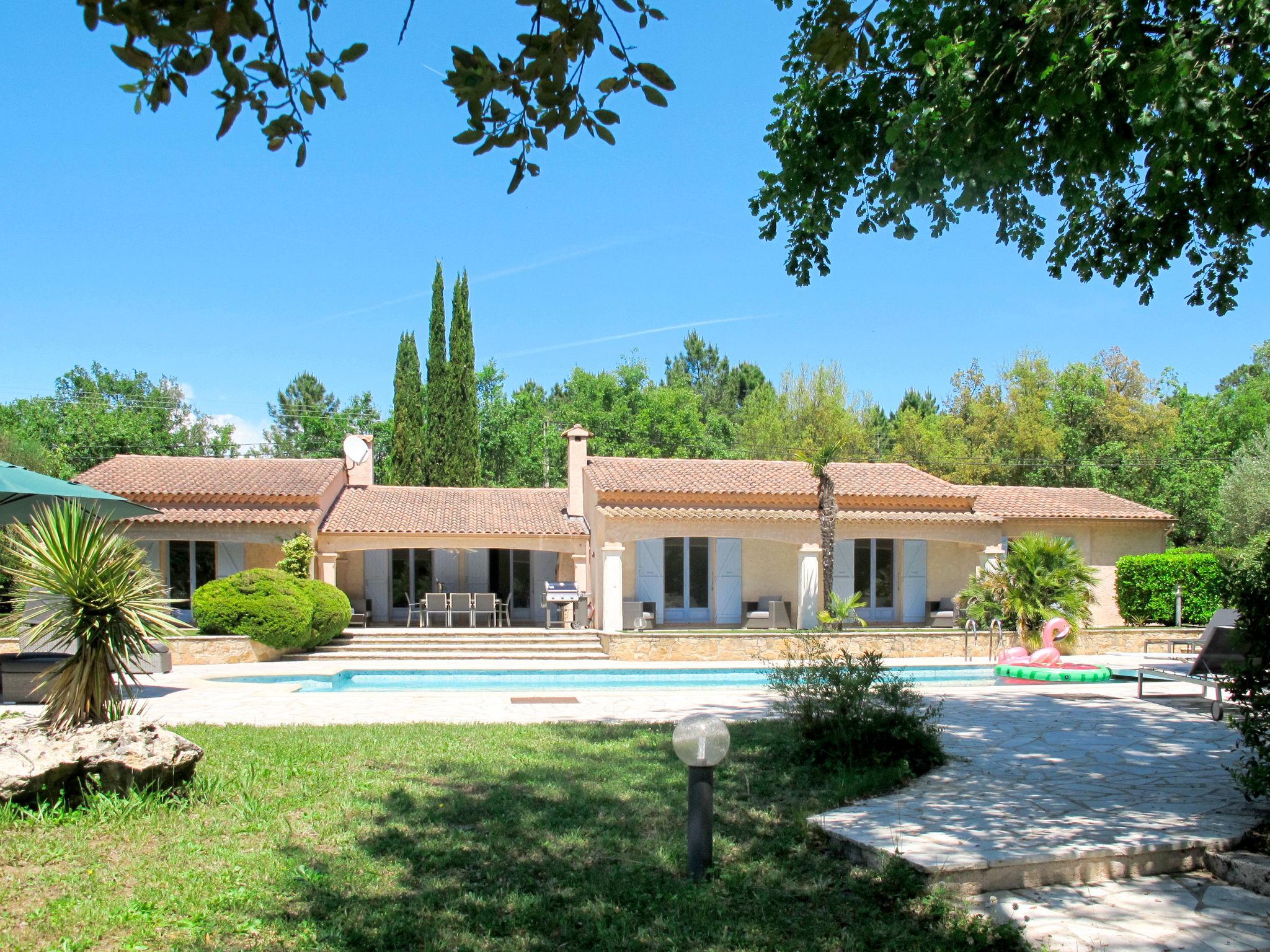 Foto 9 - Casa con 4 camere da letto a Bagnols-en-Forêt con piscina privata e giardino