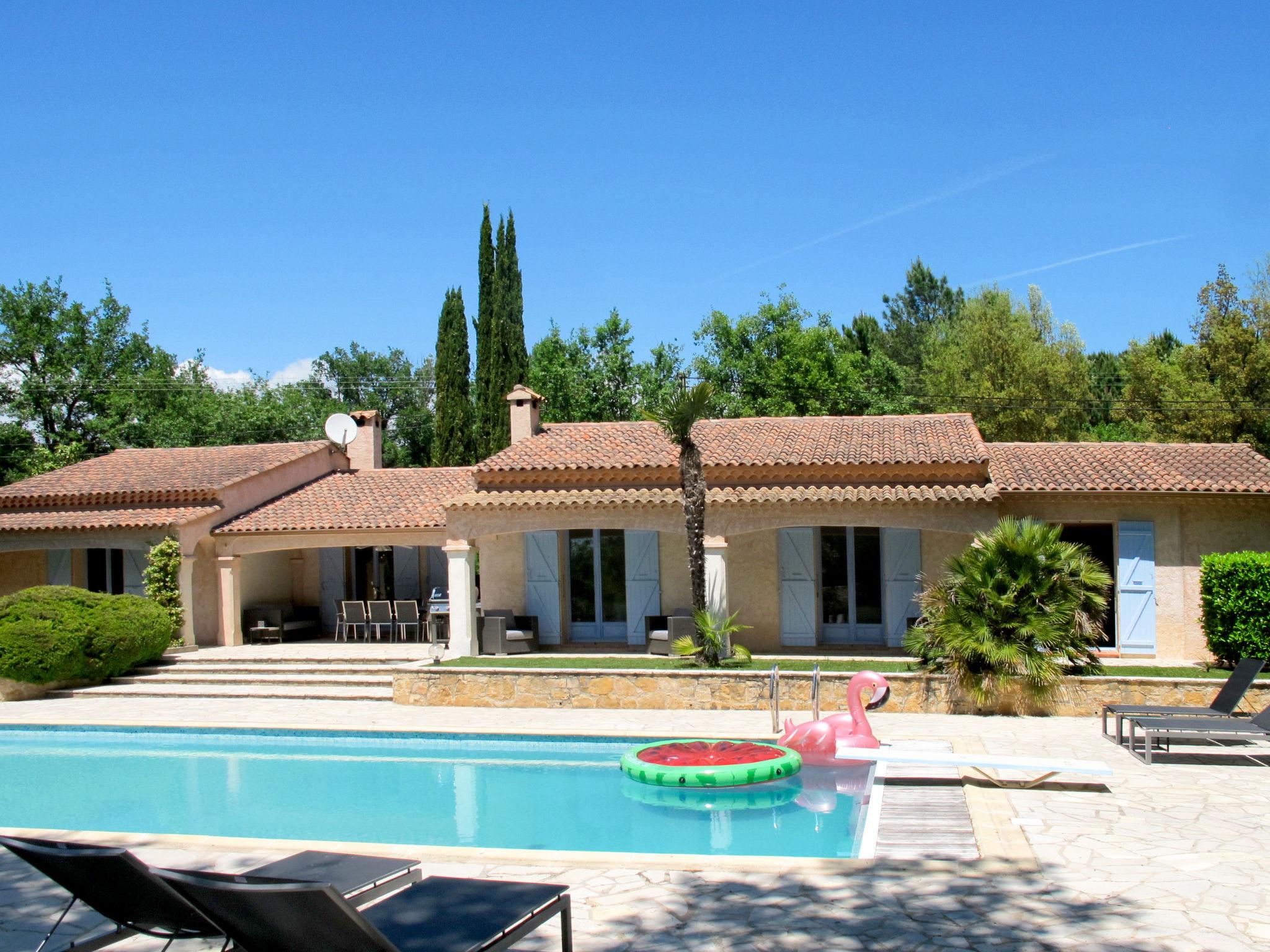 Foto 1 - Casa con 4 camere da letto a Bagnols-en-Forêt con piscina privata e giardino