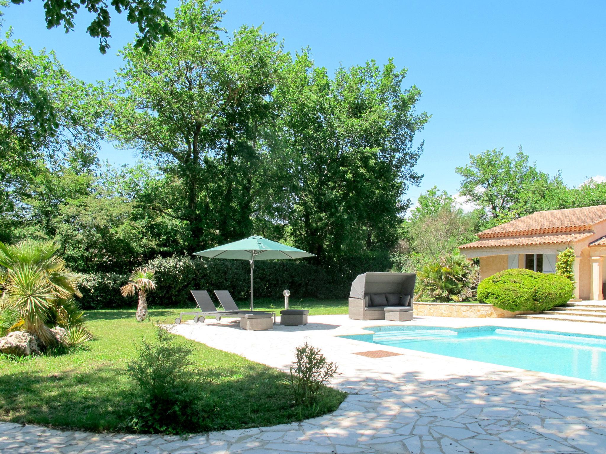 Foto 6 - Casa con 4 camere da letto a Bagnols-en-Forêt con piscina privata e giardino