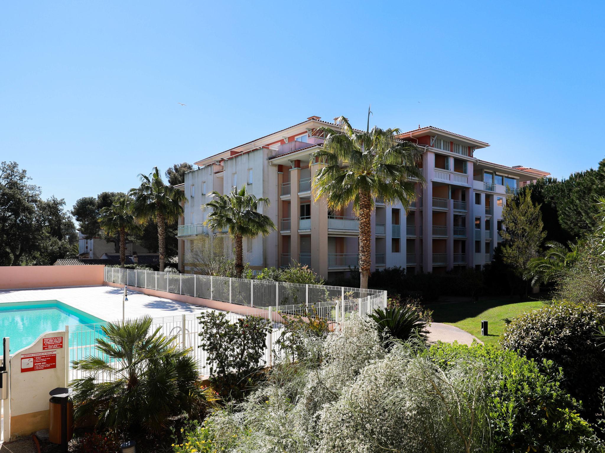 Foto 4 - Apartment mit 1 Schlafzimmer in Fréjus mit schwimmbad und garten