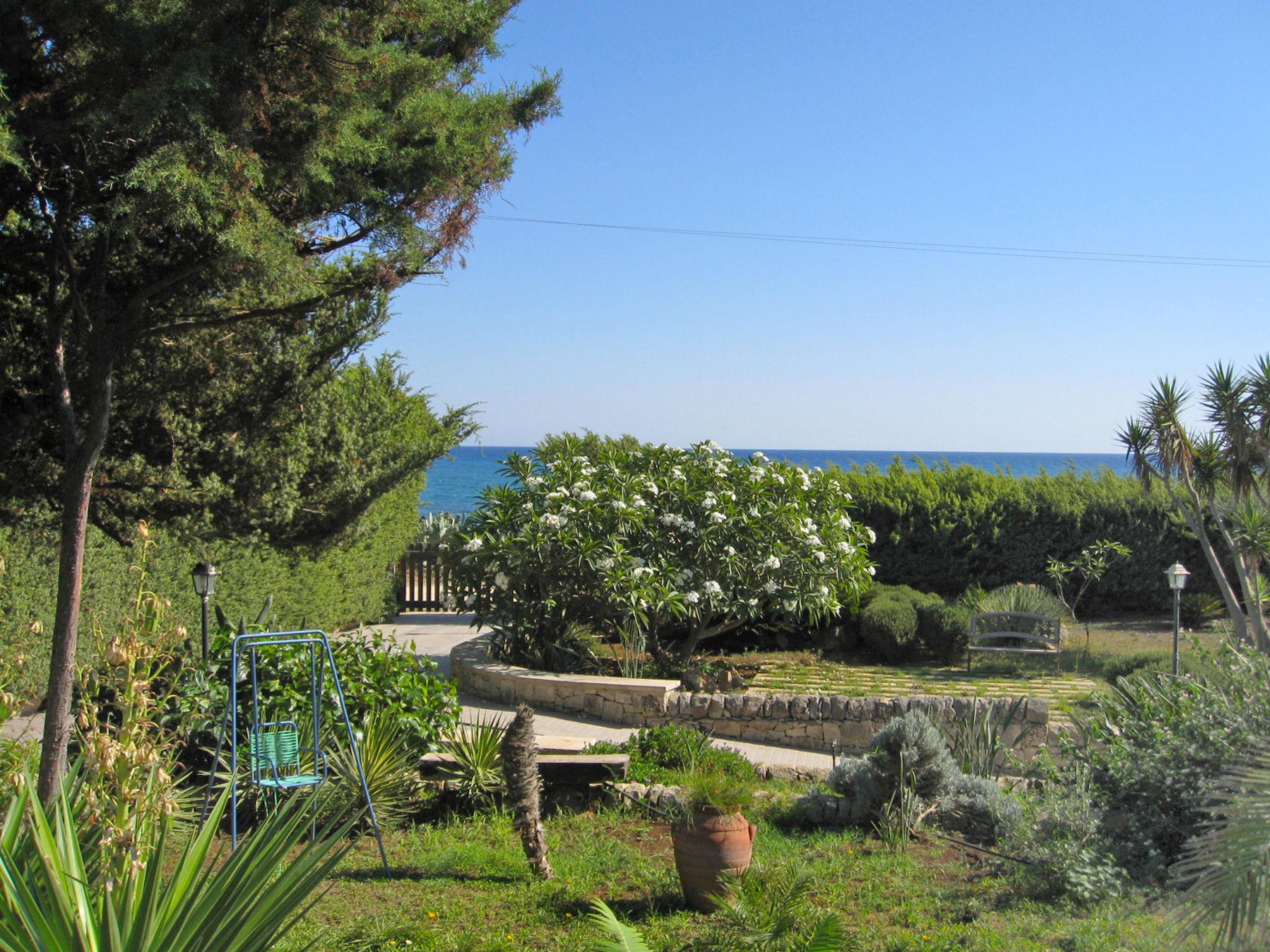 Photo 2 - Maison de 2 chambres à Modica avec jardin et vues à la mer