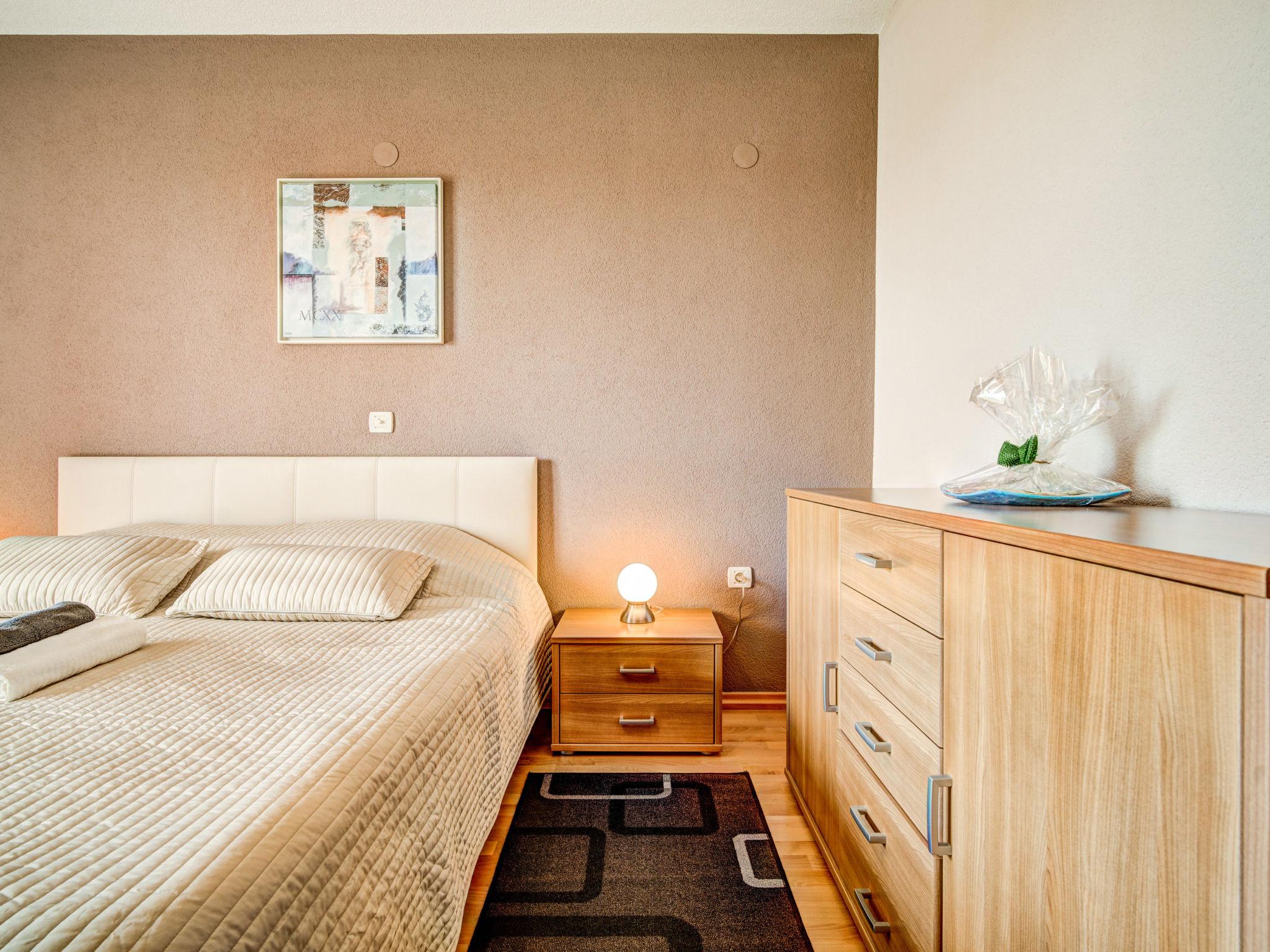 Foto 20 - Appartamento con 2 camere da letto a Umag con giardino e vista mare