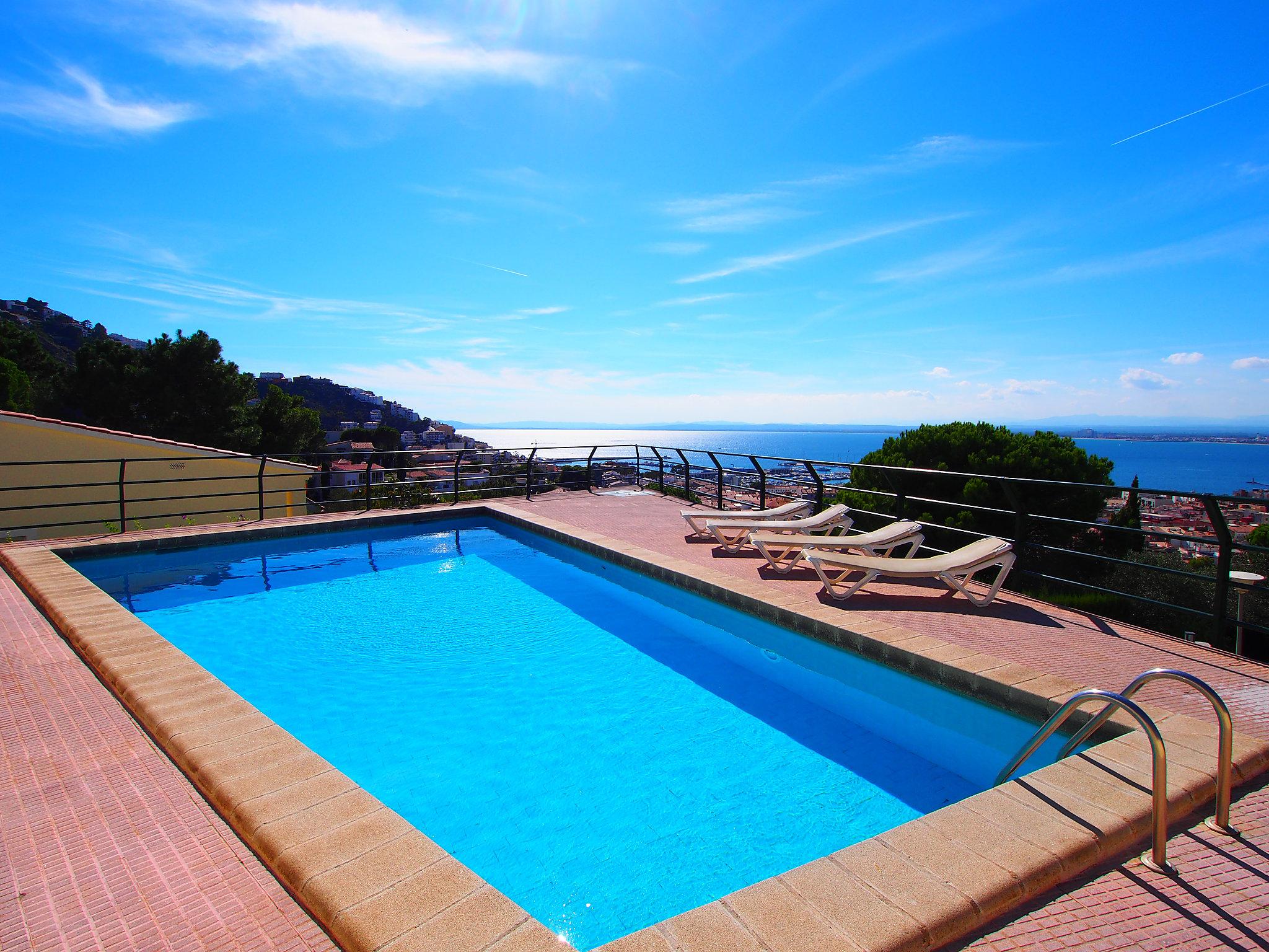 Photo 1 - Appartement de 3 chambres à Roses avec piscine et vues à la mer