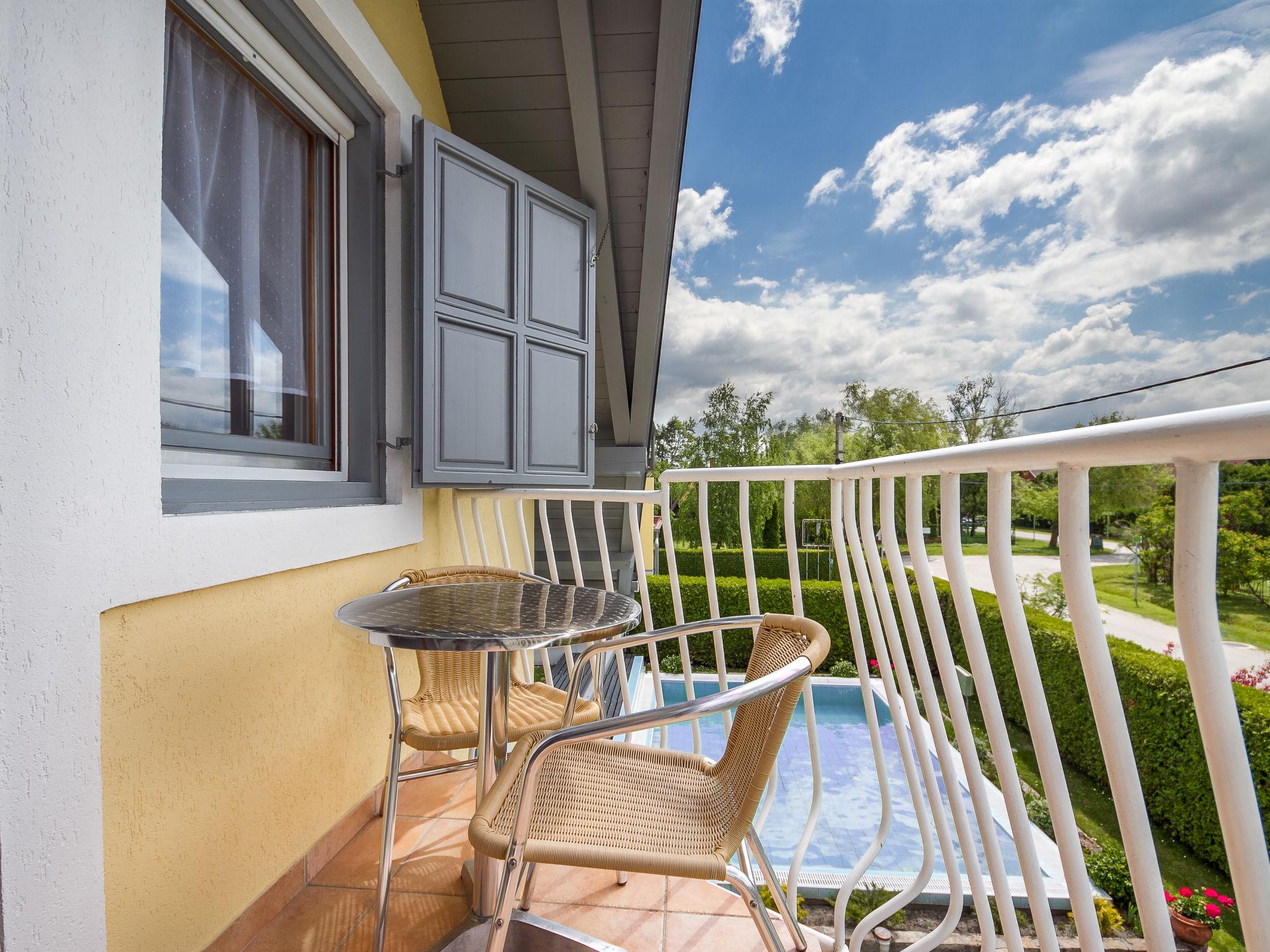 Photo 12 - Appartement de 3 chambres à Balatonmáriafürdő avec piscine et jardin