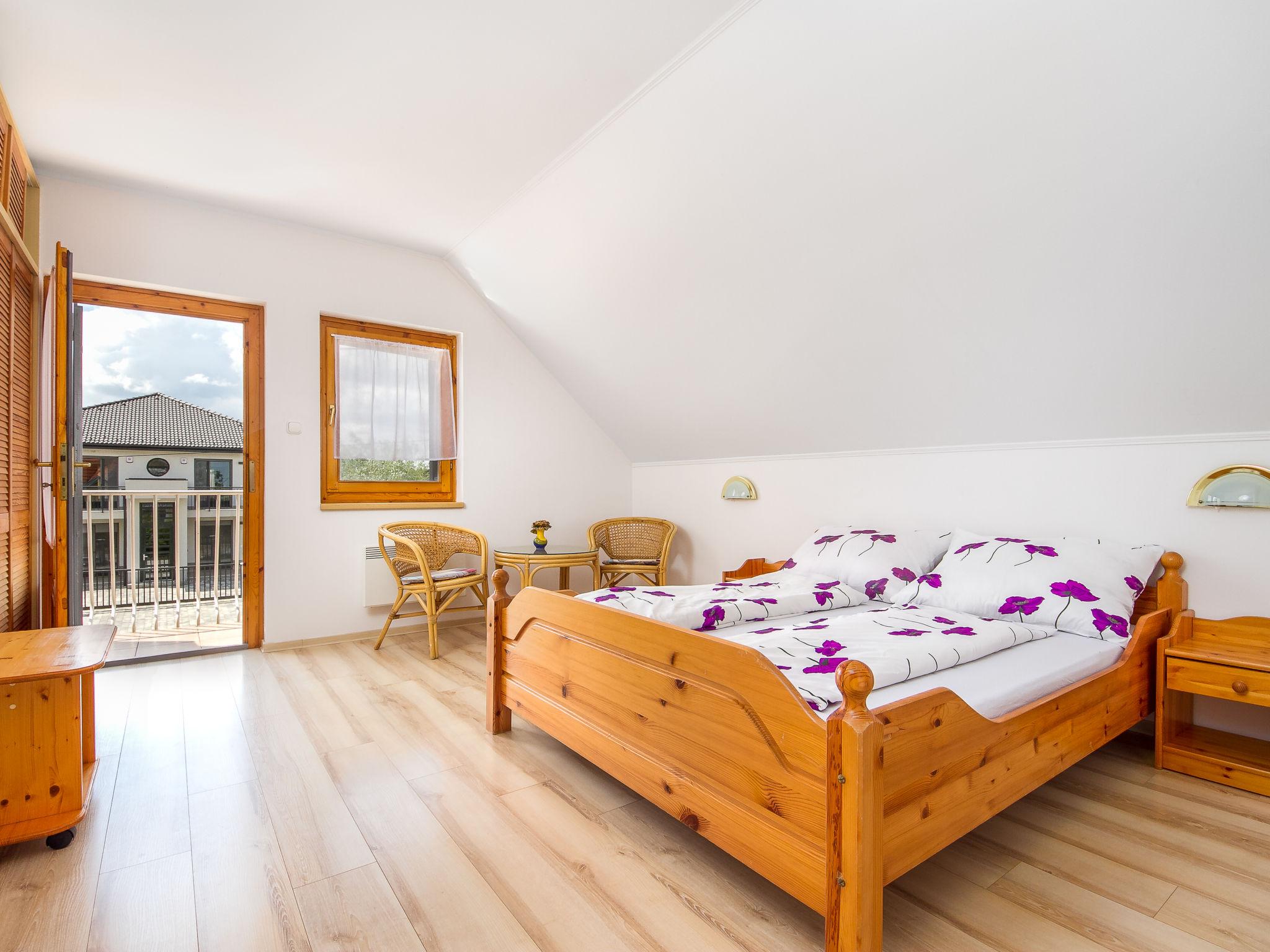 Foto 5 - Appartamento con 3 camere da letto a Balatonmáriafürdő con piscina e giardino