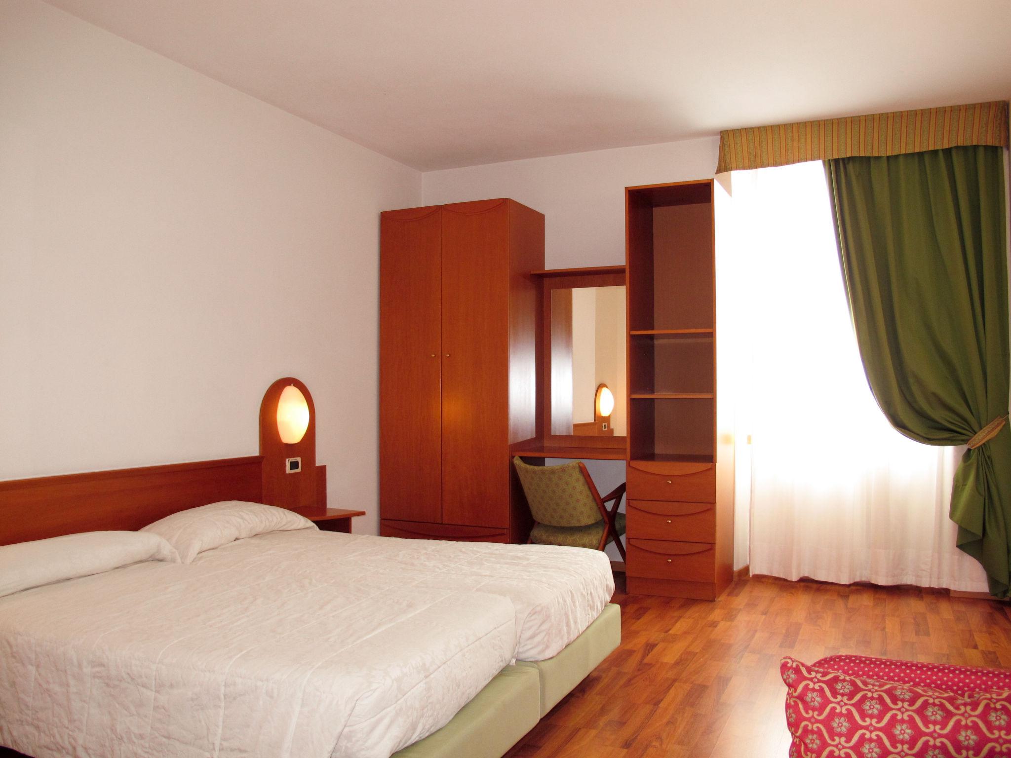 Photo 11 - 1 bedroom Apartment in Riva del Garda with swimming pool and garden