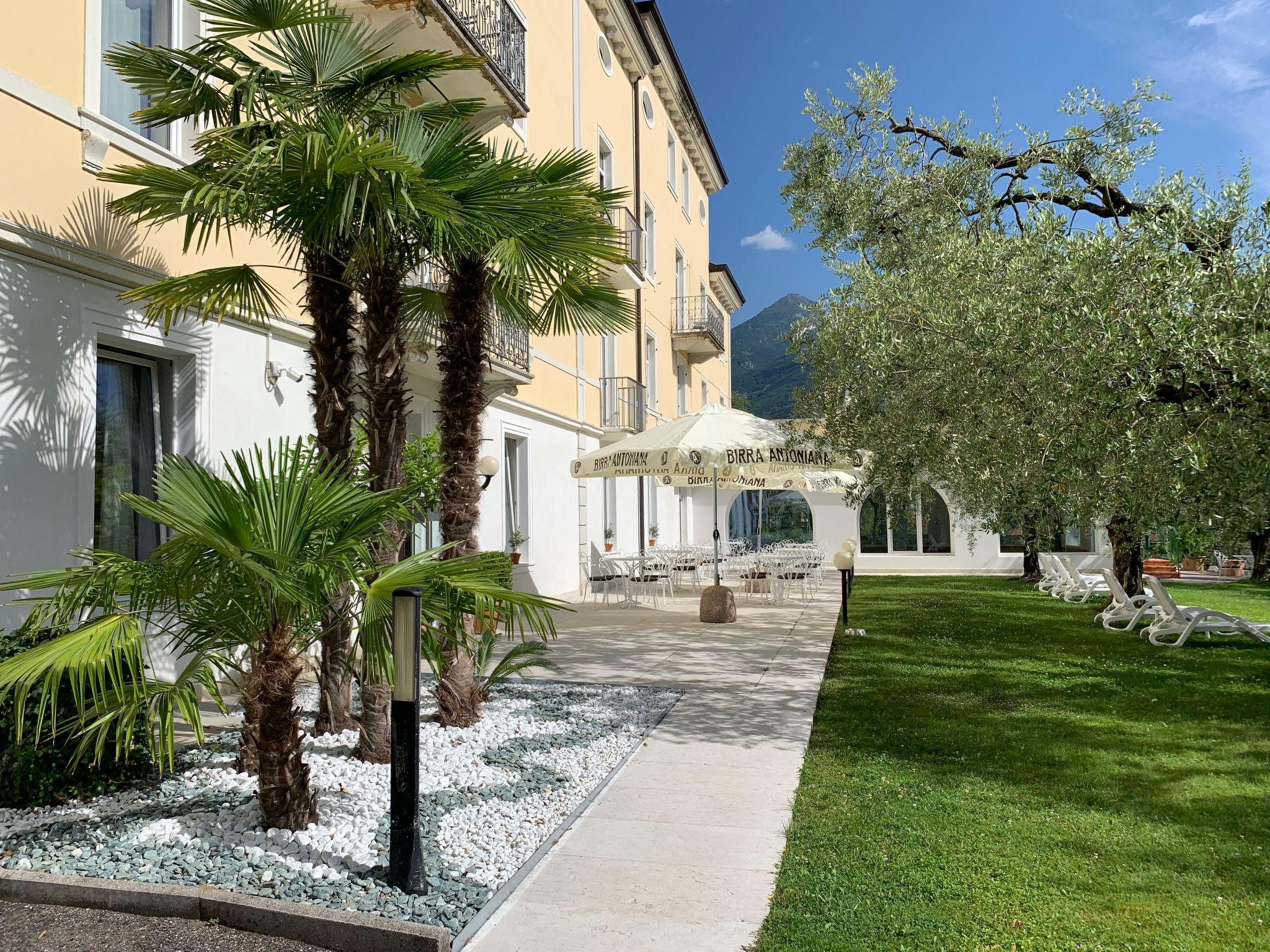 Foto 1 - Apartamento de 1 habitación en Riva del Garda con piscina y vistas a la montaña