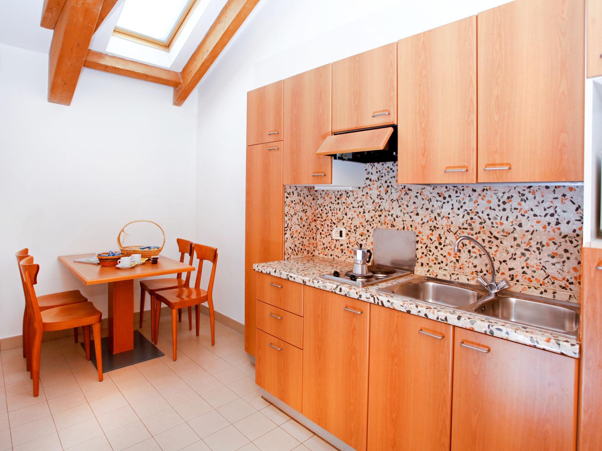 Photo 9 - 1 bedroom Apartment in Riva del Garda with swimming pool and garden