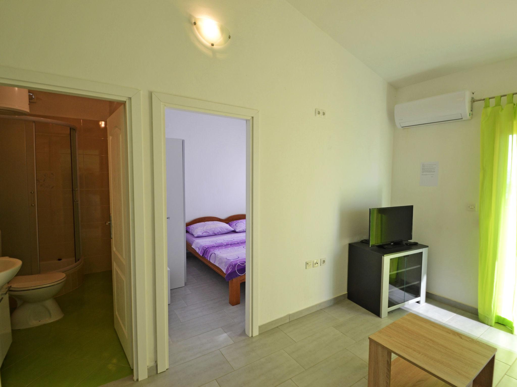 Foto 3 - Appartamento con 1 camera da letto a Jasenice con terrazza e vista mare