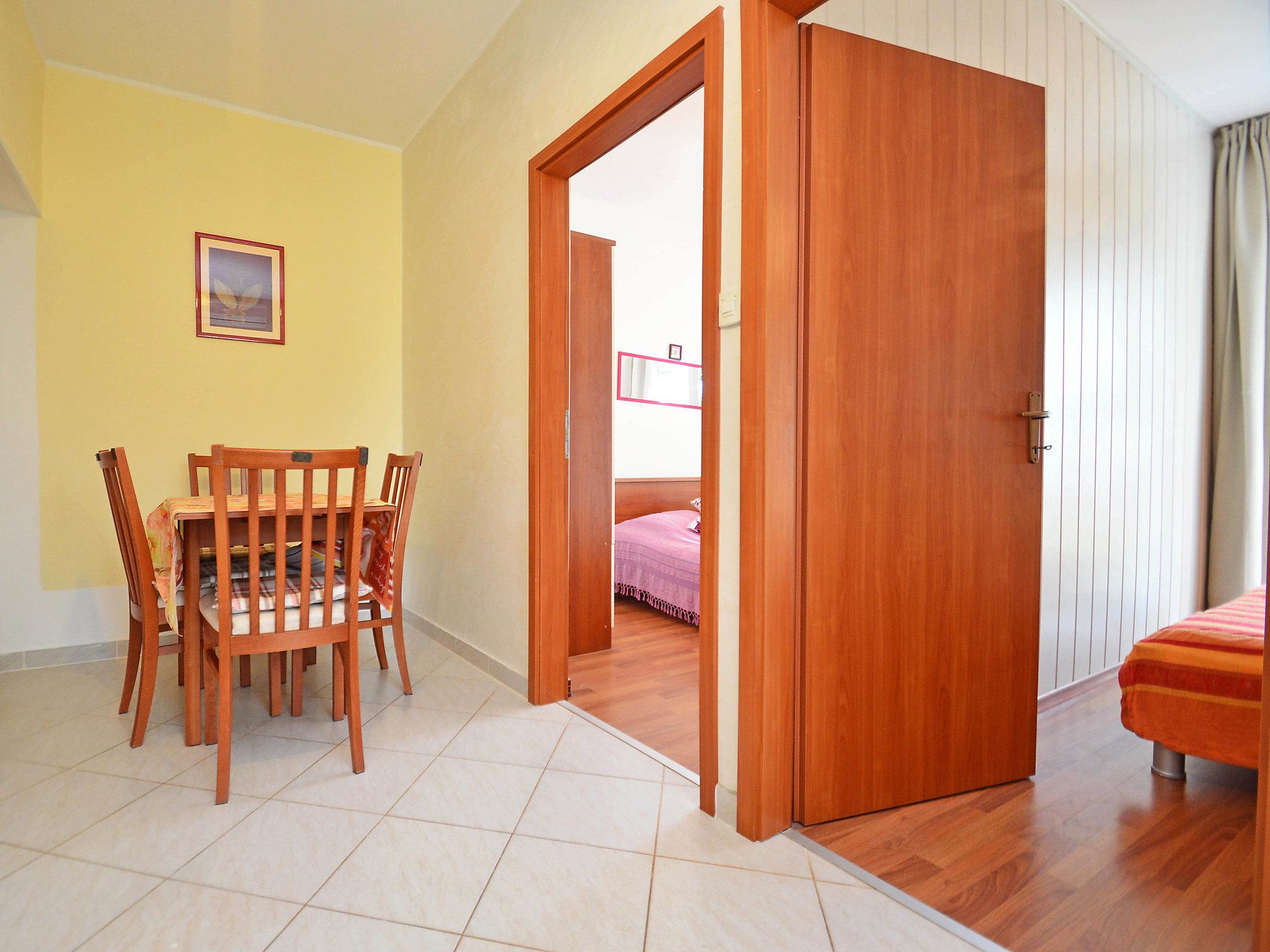 Foto 9 - Apartamento de 2 quartos em Umag com jardim e vistas do mar